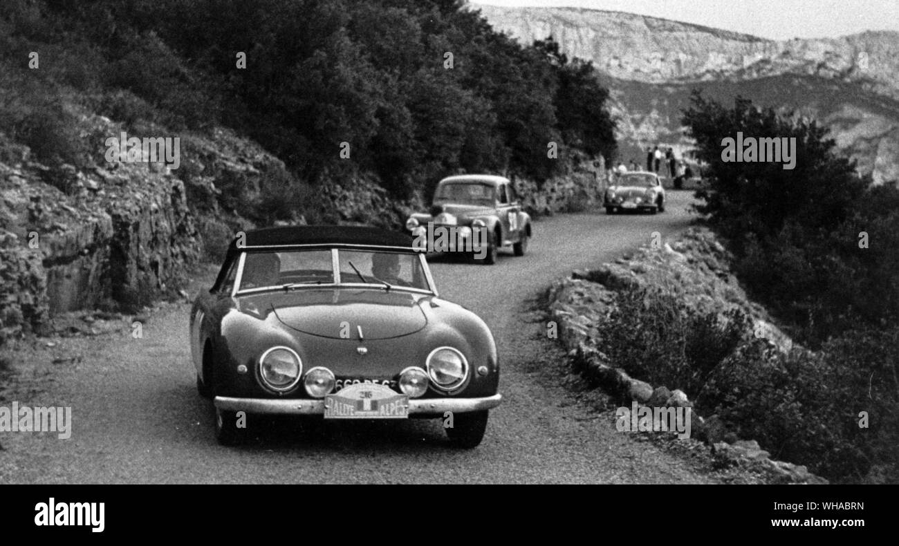 Un Denzel en el Rally Alpino de 1956 en el Col du St Baume Foto de stock