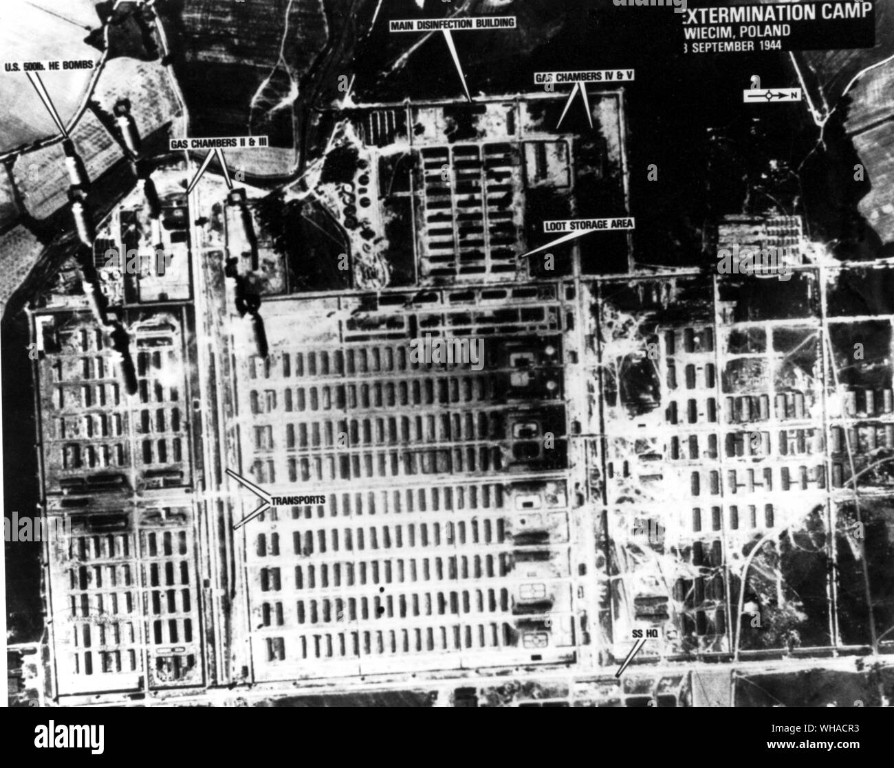 Una antena de Birkenau tomadas el 13 de septiembre de 1944 mostrando ocho bombas de alto explosivo caer por equivocación en el campamento Foto de stock