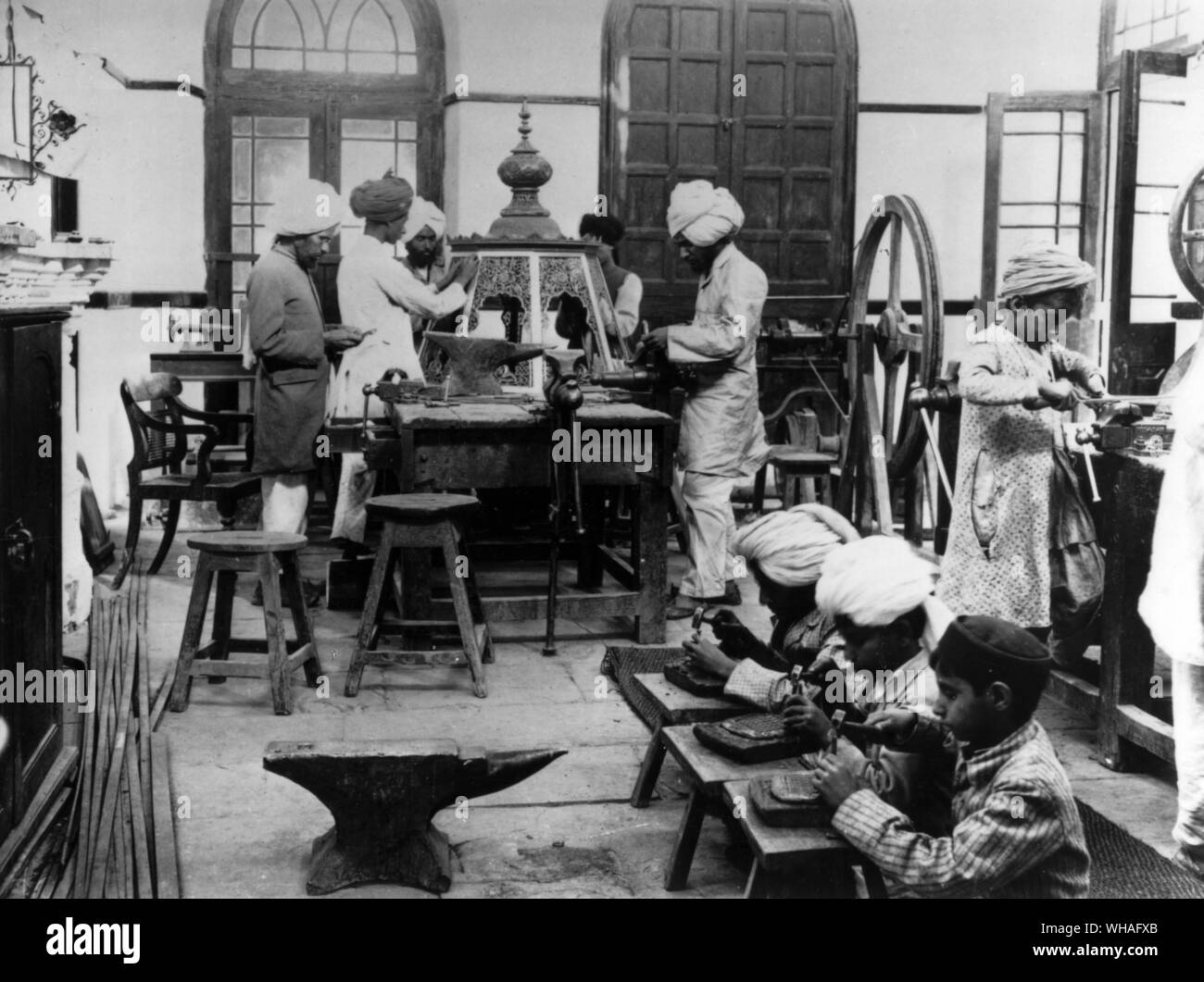 Un taller en la Escuela de Arte Industrial de Mayo en Lahore. Desde 1875 hasta su jubilación en 1893. Lockwood Kipling fue su cabeza así como curadora del Museo de Lahore Foto de stock