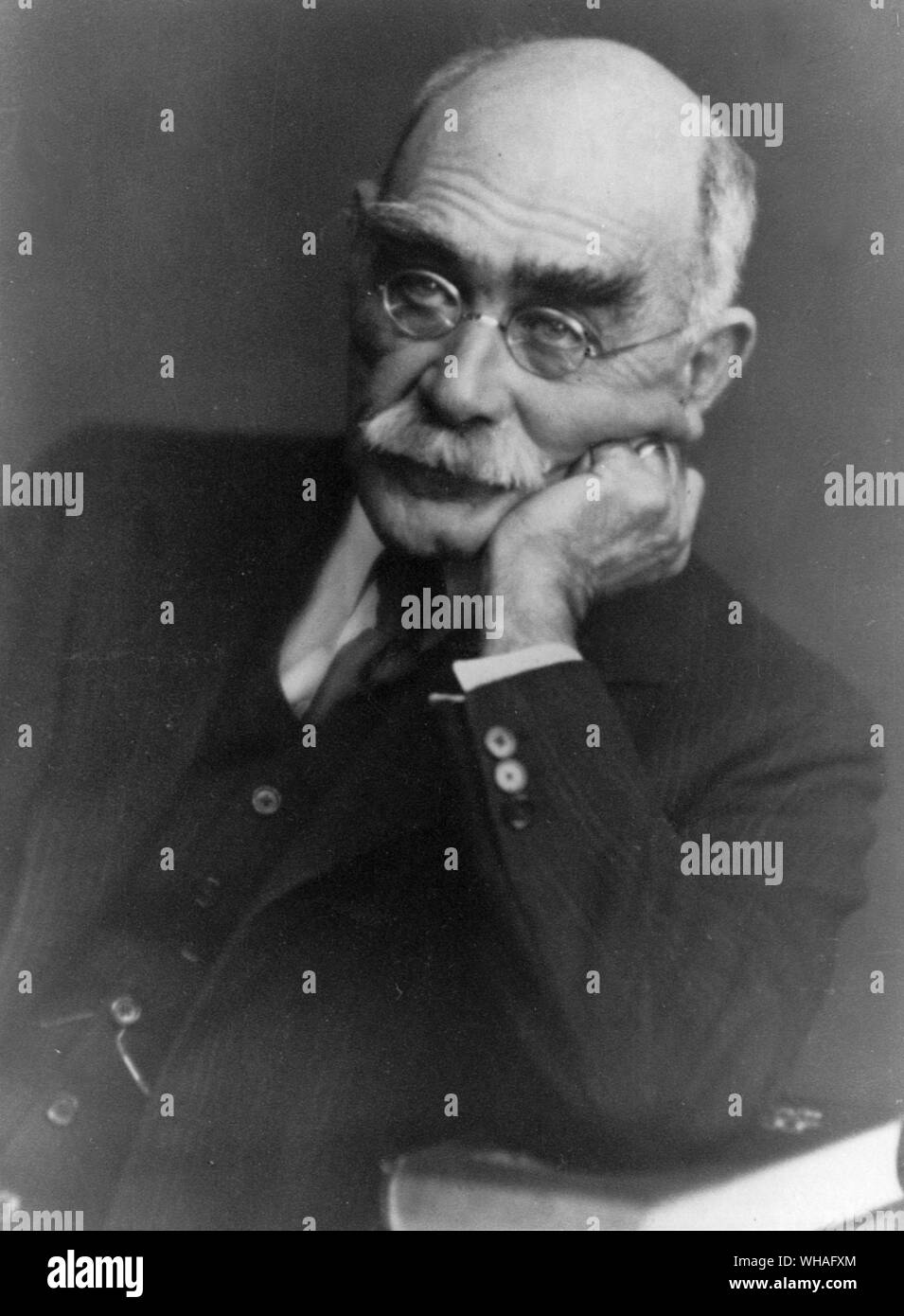 Dice que es la última fotografía de Rudyard Kipling, esta fue tomada en  París por G L Manuel Frères en 1935 a condición de que no se publicó hasta  después de la