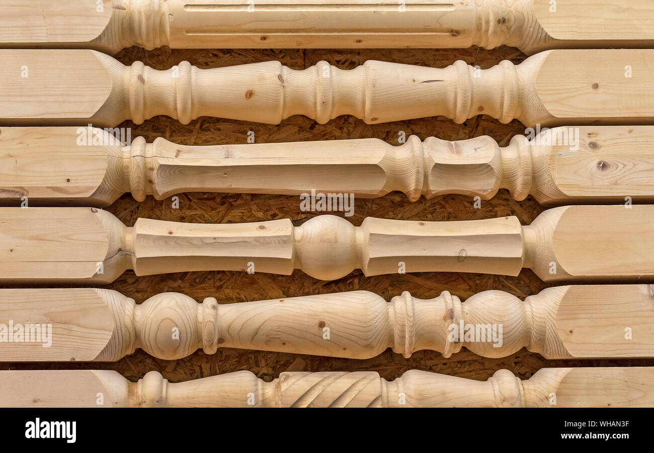 Balaustres de madera de pino para la baranda de la escalera Fotografía de  stock - Alamy