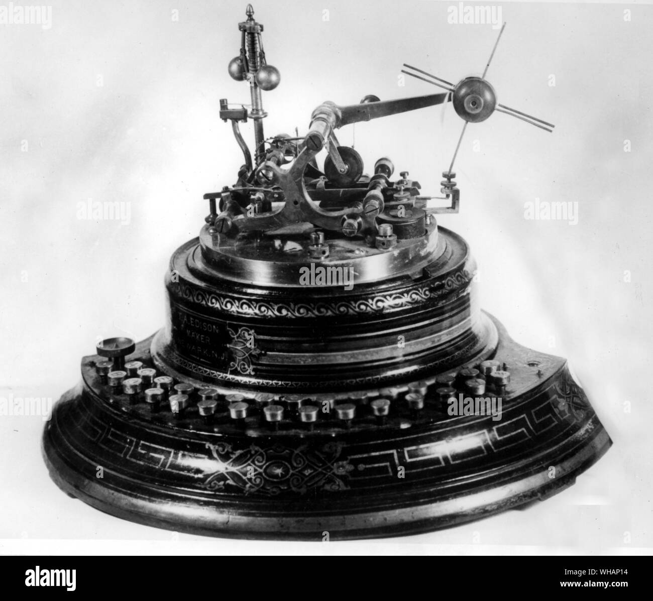 Edison's Stock Ticker 1871 fabricados en las fábricas de Newark. . . . . Thomas Alva Edison (el Mago de Menlo Park) US inventor. abrió investigación laboratorio en Menlo Park, Nueva Jersey, 1876 (se mudó a West Orange, Nueva Jersey, 1887). inventó el fonógrafo (1ª demostrado 1877). Inventó la luz eléctrica incandescente 1879. Inventó la cámara kinetograph y kinetoscope motion-Picture Viewer (patentado)  1891 1847-1931 . . Foto de stock