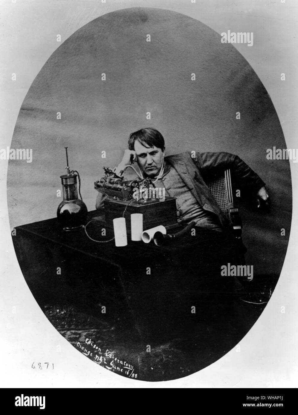 Tomada en el Laboratorio de Edison, Naranja, en junio de 1888, después de que él había trabajado ininterrumpidamente durante algunos días en el desarrollo de la fonografía. Foto de stock