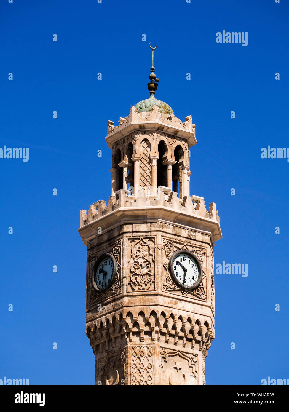 Ángulo de visión baja de Izmir, la torre del reloj contra el cielo azul claro Foto de stock