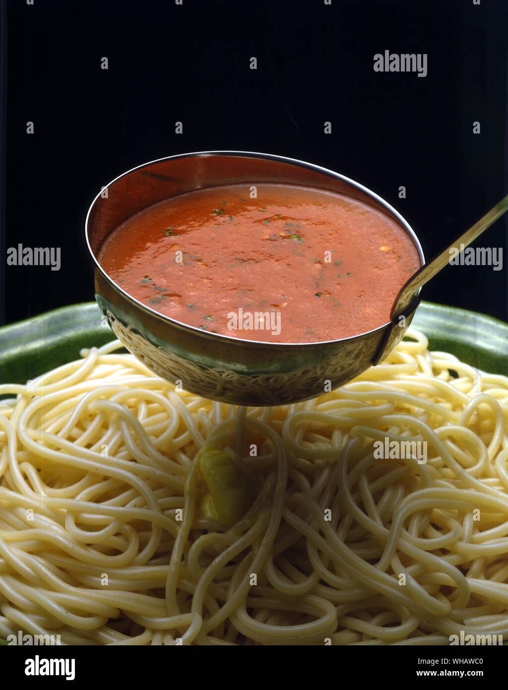 Cocina italiana por Robin Howe. . Espaguetis con salsa Cruda.. Espaguetis con salsa de tomate crudo. . Foto de stock