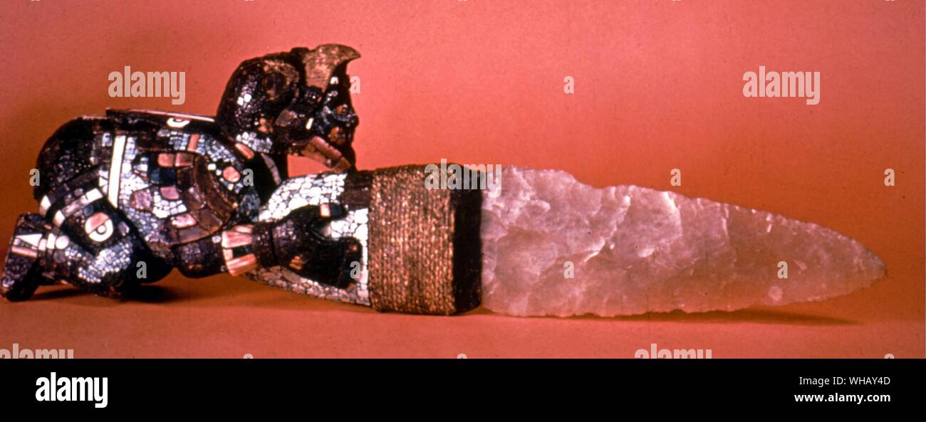 Cuchillo sacrificial mixteco con empuñadura de mosaico. Los conquistadores por Hammond Innes, página 110. Foto de stock