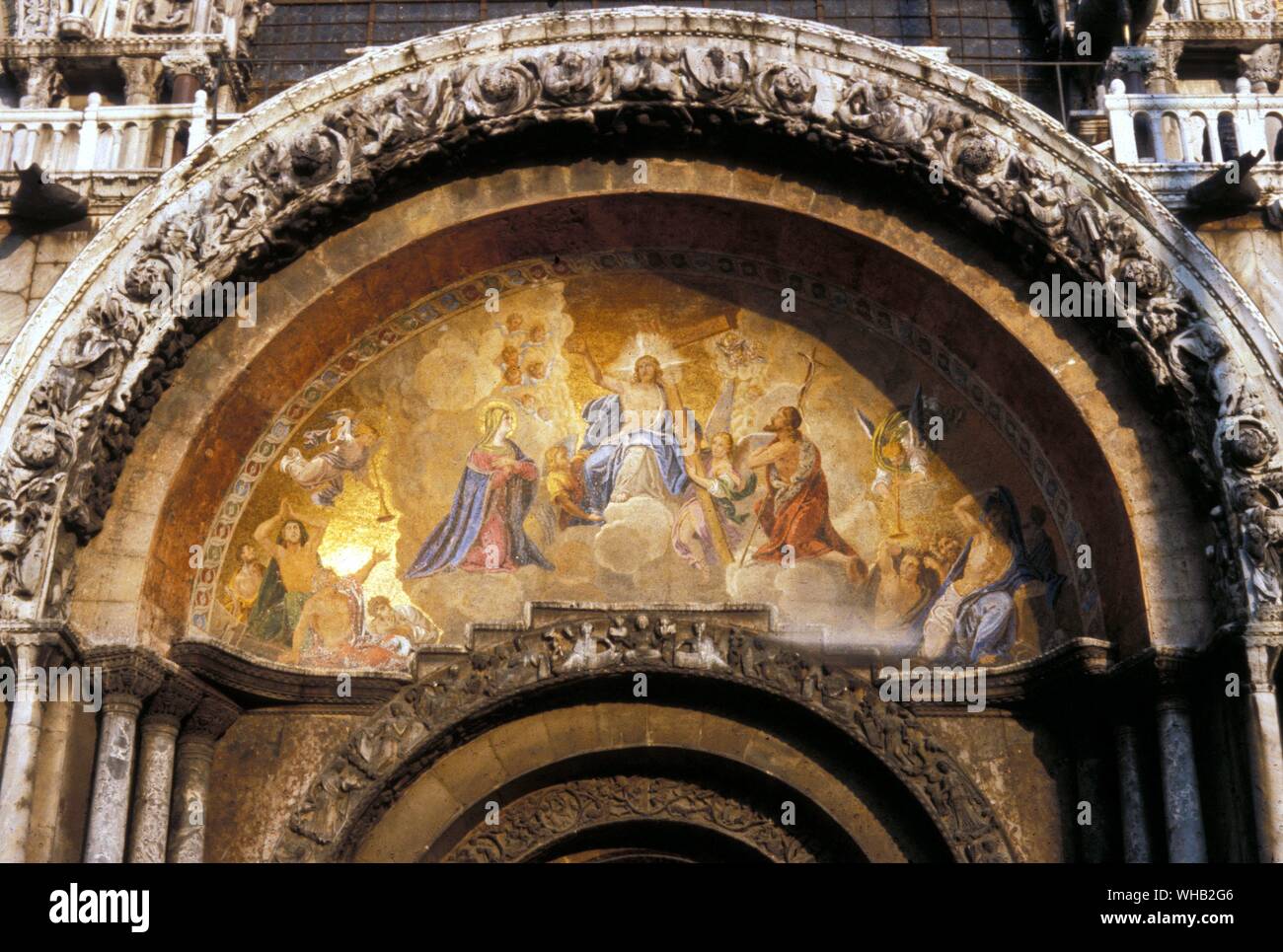 Fresco a través de la puerta principal de la Basílica de Venecia. Italia Foto de stock