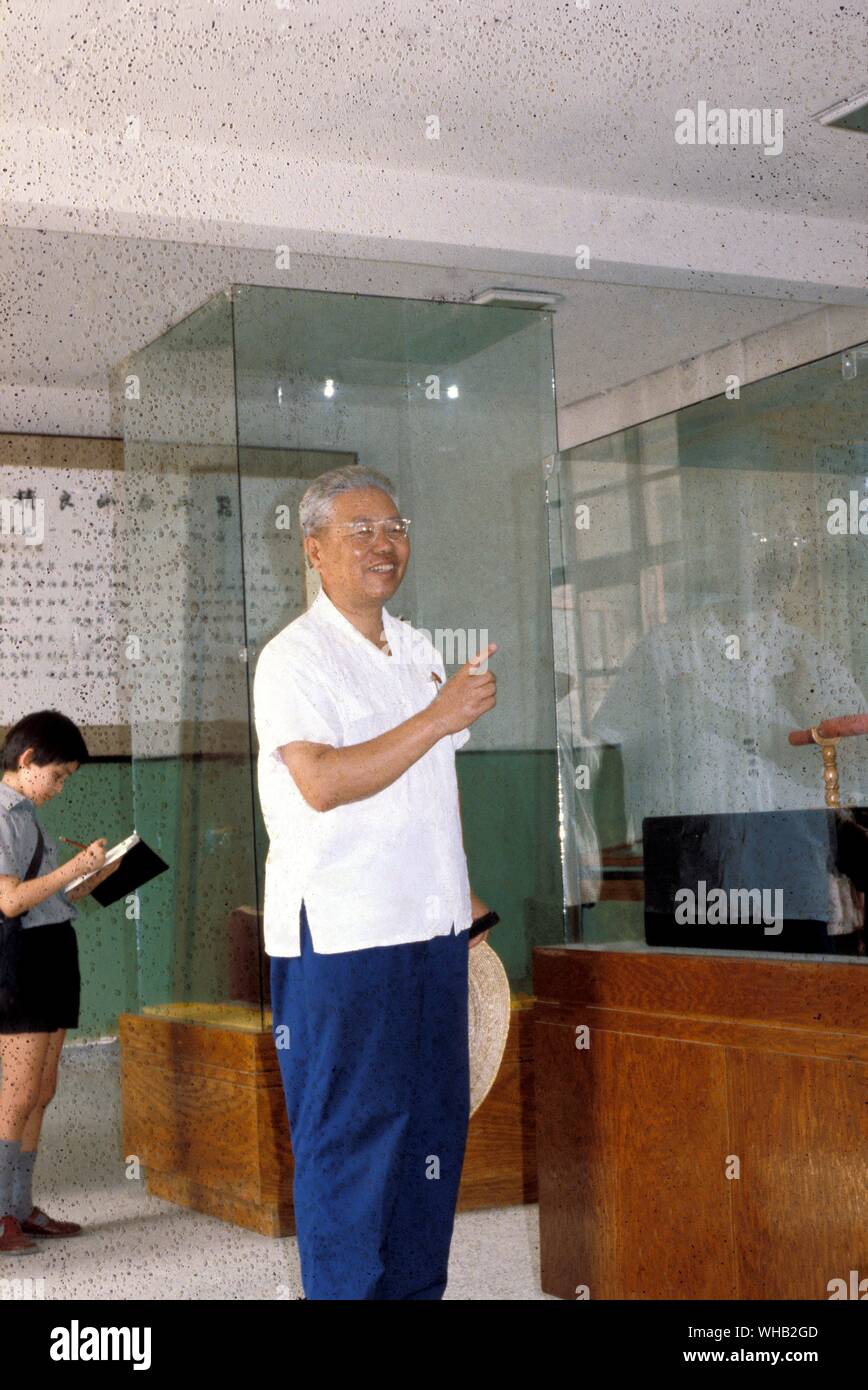El Sr. Yang Chen Ching curadora del Museo de Ch'en la tumba. Foto de stock