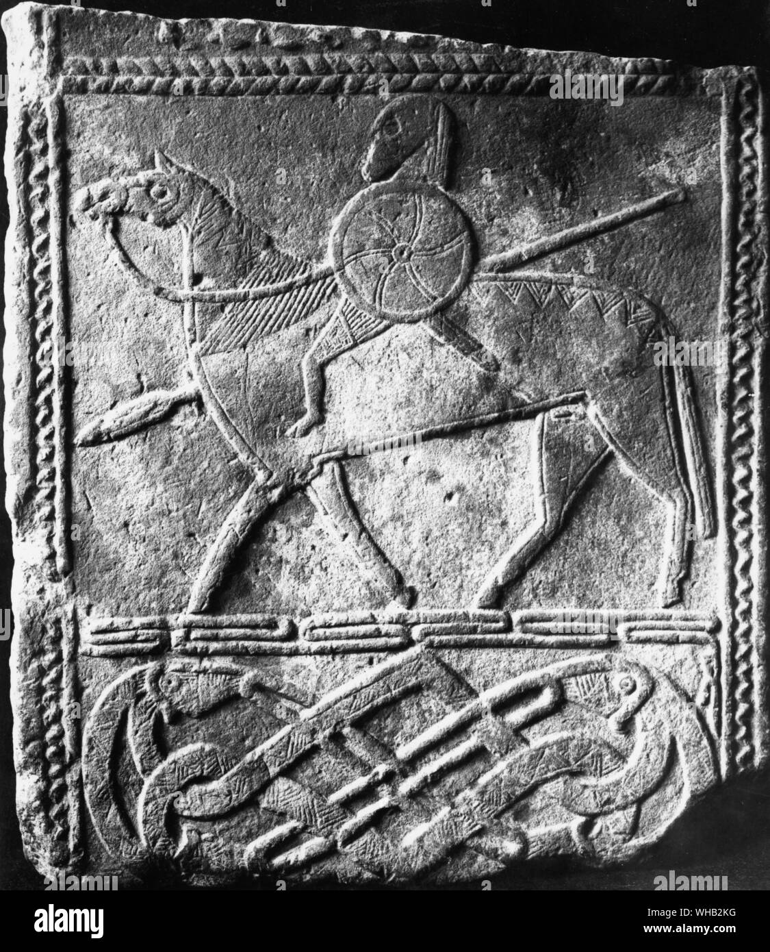 Frankich jinete con lanza, espada y escudo redondo de 94 Viaje, Estela c.100 AD - Oschelie.. Foto de stock