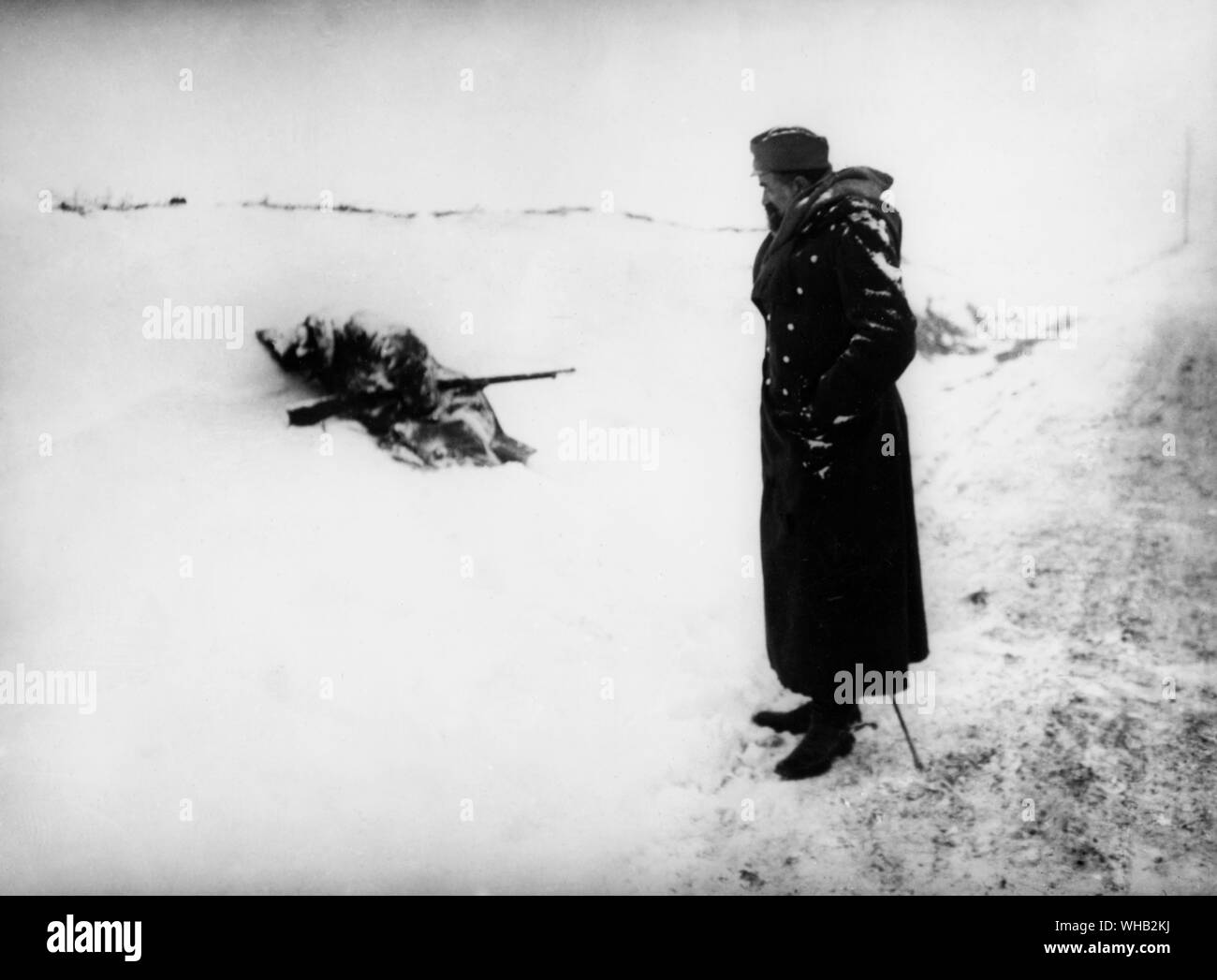 La agonía de la derrota del ejército serbio en su retiro a través de la nieve en las montañas de Montenegro, Noviembre/Diciembre de 1915. Foto de stock
