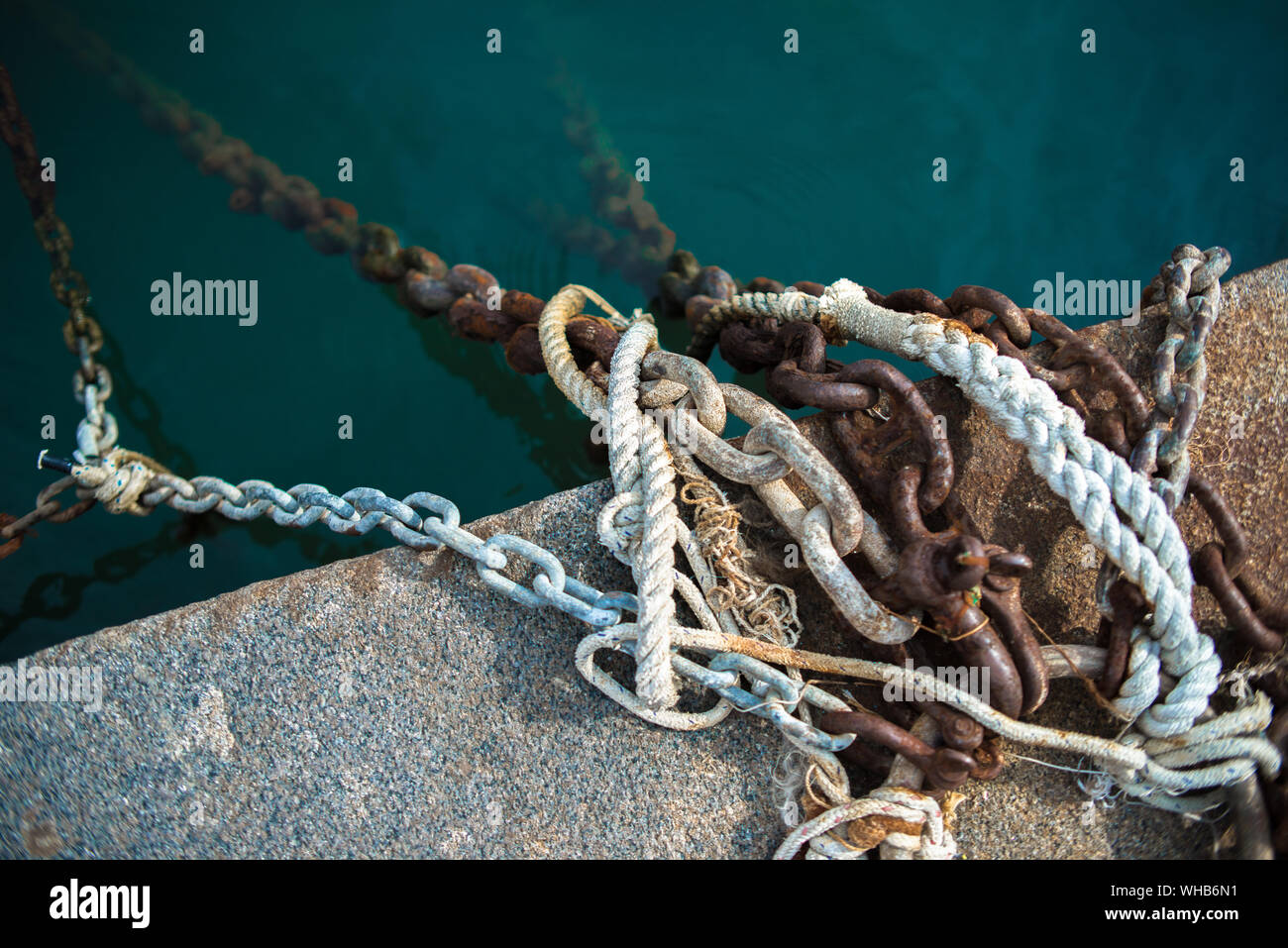 Un alto ángulo de visualización de cables y cadenas en el muelle en el  puerto Fotografía de stock - Alamy