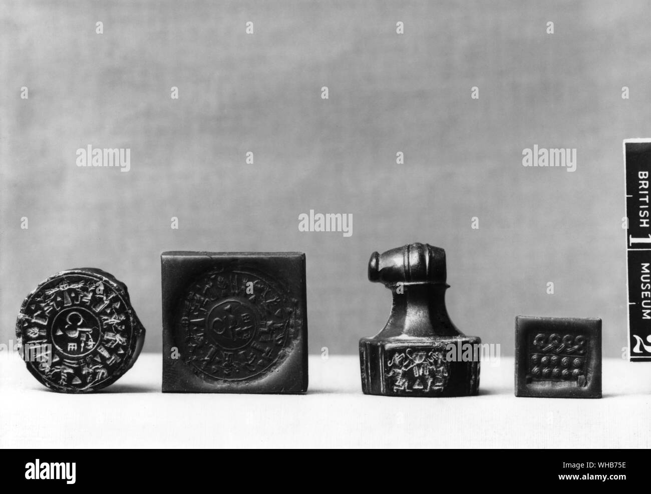 Los sellos hititas mostrando los jeroglíficos. En el archivo imperial en Jatús.. Más de cinco idiomas. Foto de stock