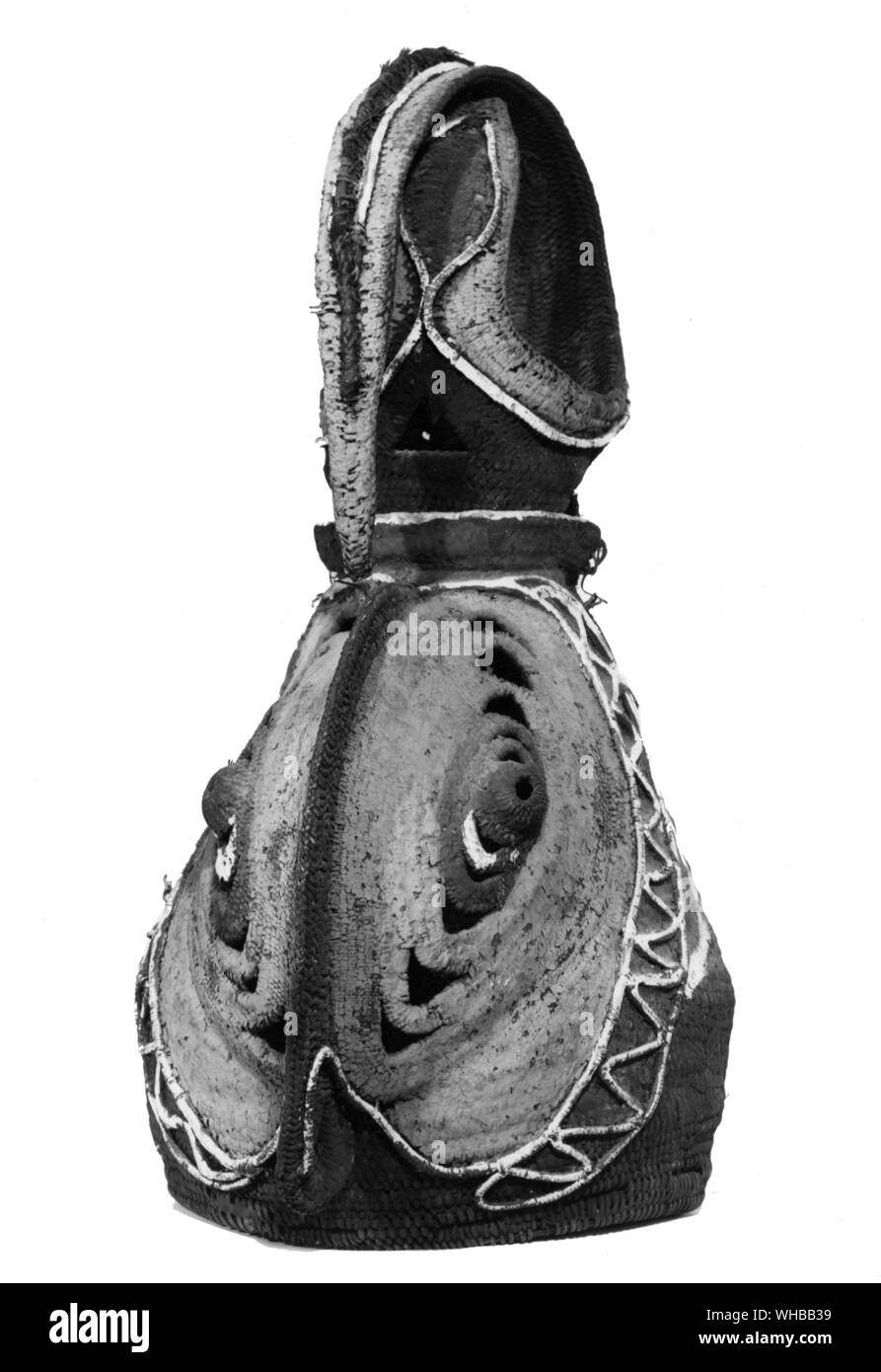 Máscara de casco de la bobina cestería coronada por un pico cocatoo altamente estilizada , Abelam tribe , distrito de Sepik. Altura 23 pulgadas o 58,4 cm. Colección privada , Londres Foto de stock