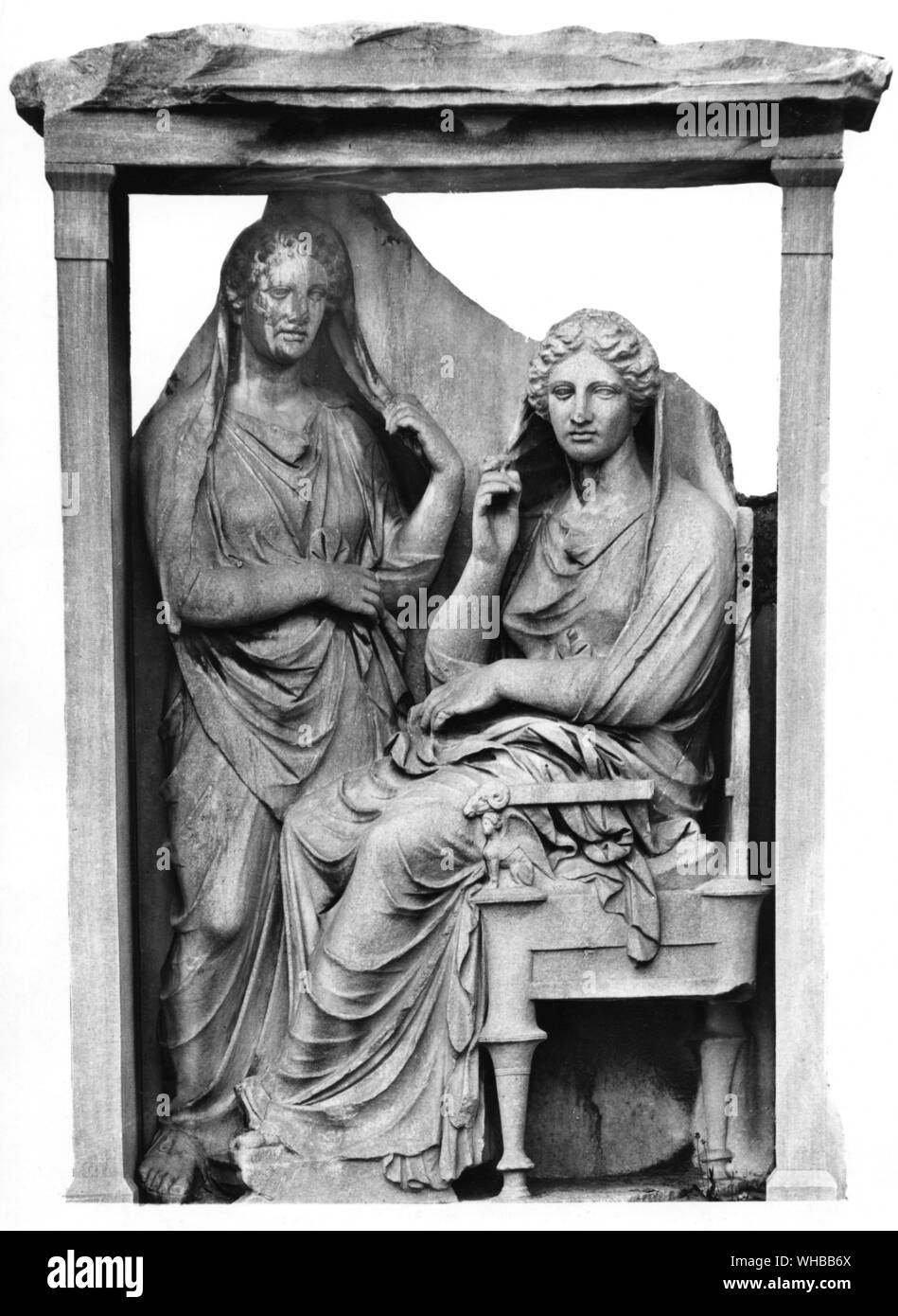 La escultura griega en relieve . Dos mujeres , uno sentado desde el Museo Arqueológico Nacional de Atenas , 500 BC. Foto de stock