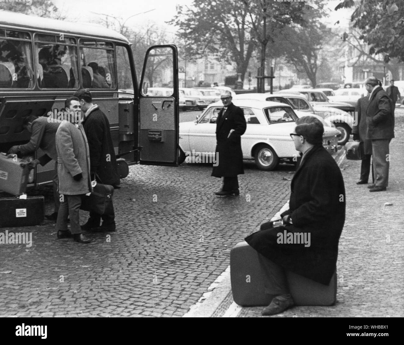 Viaja desde el concierto concierto implica mucho colgando sobre - miembros de la orquesta esperando a bordo de un autobús. Foto de stock