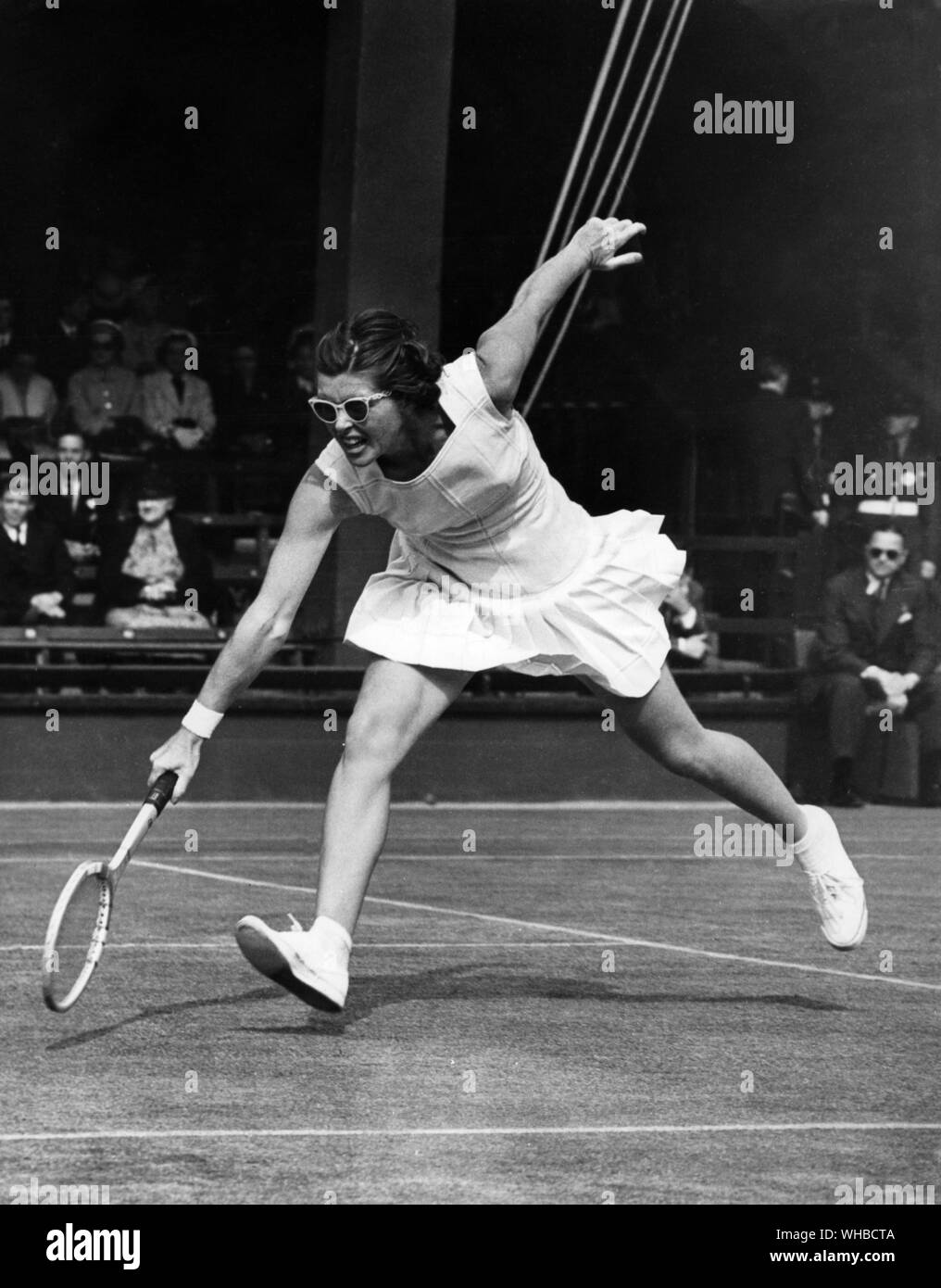 Srta. D. P. Knode (ver aquí) v. la Sra. L. A. El Jefe, Wimbledon segundo día 25 de junio 19571st coinciden con damas singles - Knode ganó.. Foto de stock
