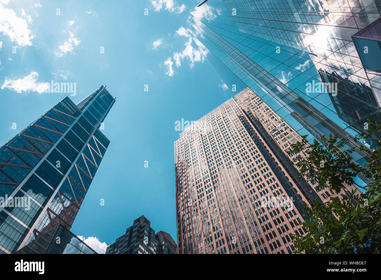Los rascacielos, punto de vista desde abajo para arriba, con reflejos de las nubes en las ventanas, en el centro de la ciudad de Filadelfia, EE.UU. Foto de stock