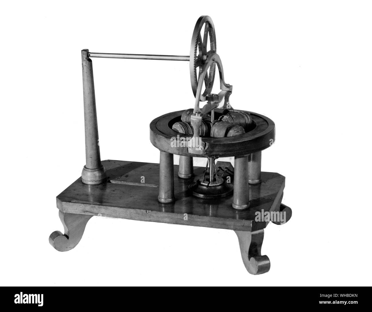Davenport eléctrico del motor 1837 - El primer motor eléctrico capaz de aplicación práctica fue patentado por Thomas Davenport de Rutland, Vermont. El 25 de febrero de 1837. Él puso dos motores de 50 libras de su propio diseño para trabajar en el mismo año, uno para la perforación de agujeros de hasta un cuarto de pulgada de diámetro en hierro y acero, el otro para torneado de madera dura.. Foto de stock