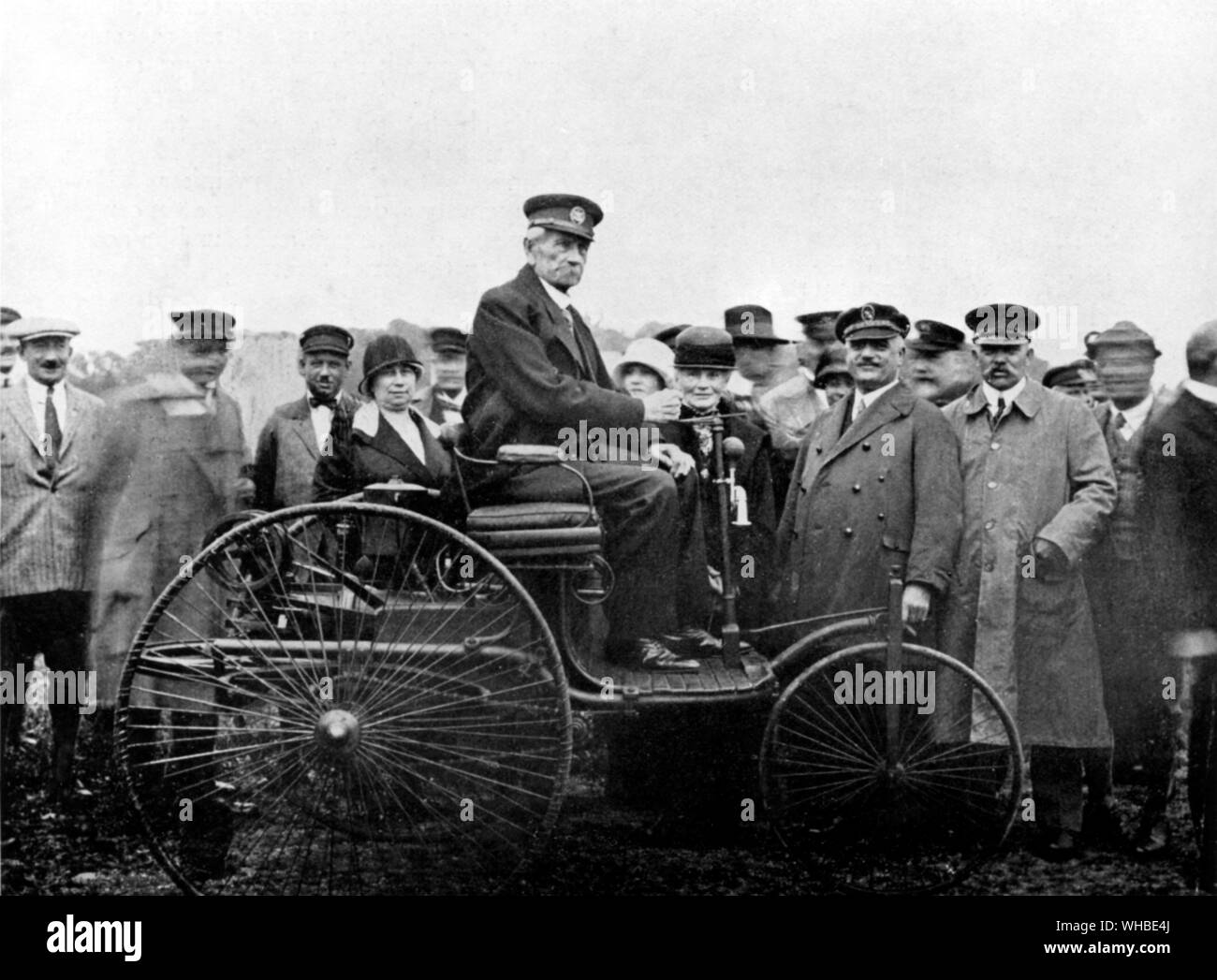 De 81 años de edad participan en el Karl Benz Automobil-Korso en Munich, en 1925. El coche era de sólo 40!. Foto de stock