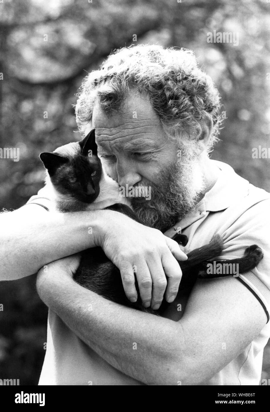 David Bellamy con su gato - es un botánico inglés, autor, locutor, activista ambiental, y un calentamiento global escéptico. Foto de stock