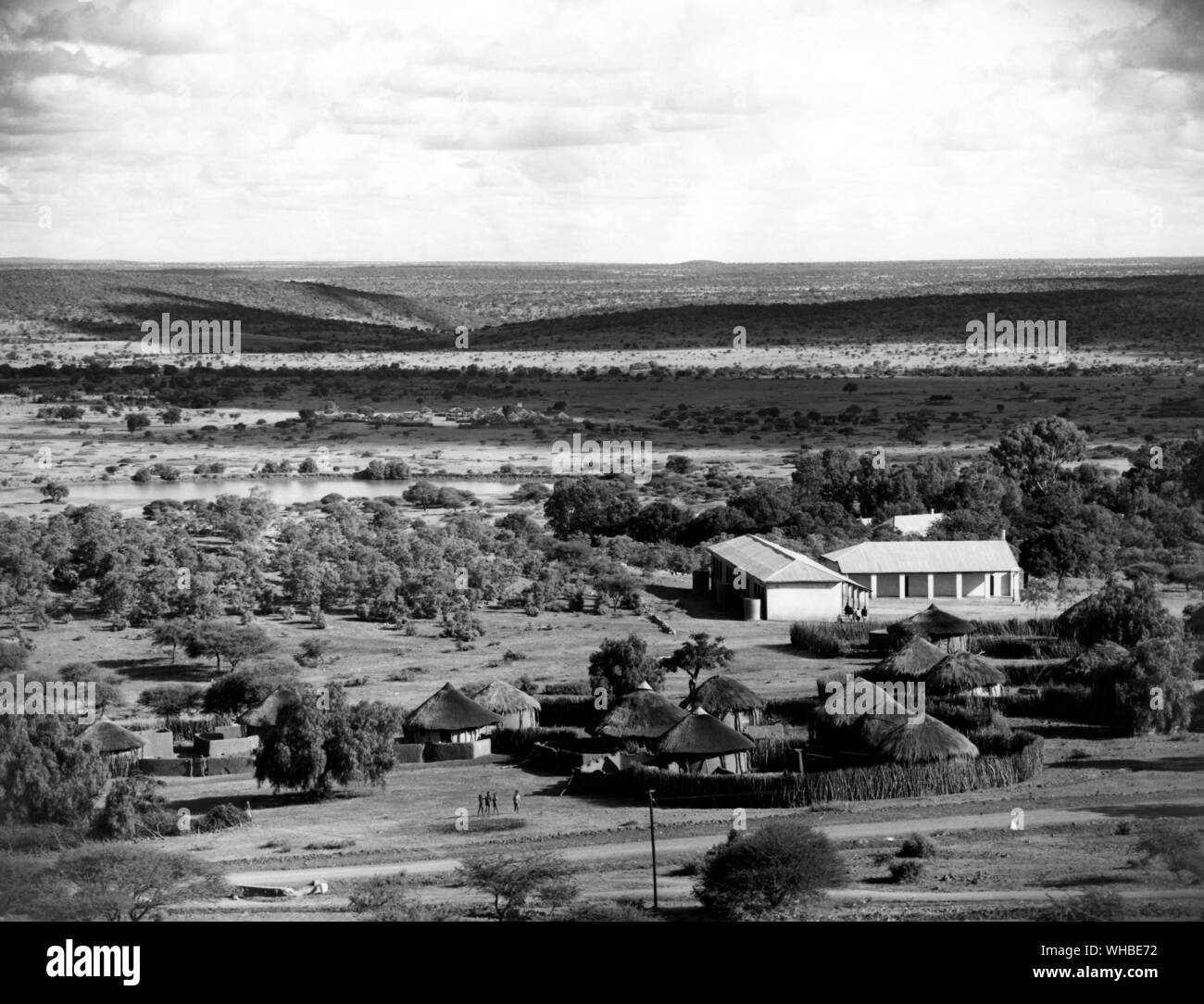 Una vista general de Serowe capital tribal de Bamangwato en medio de la distancia (a la derecha) es el nuevo centro communuty Botswana 1960 Foto de stock