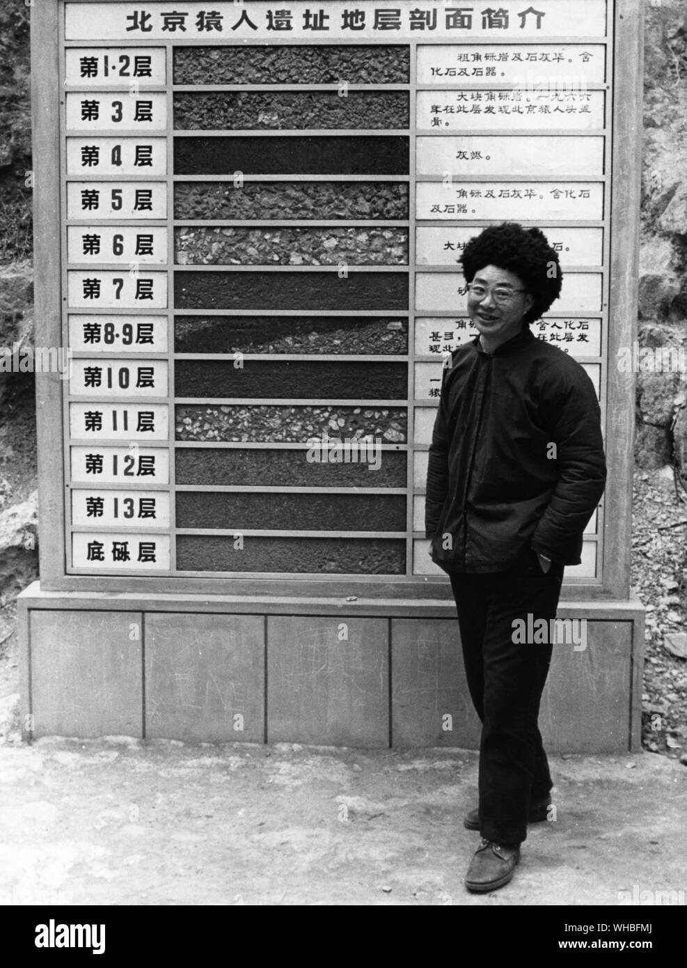 Chou-k'ou-tien, Hopei Privince. Sitio de Peking Man - Director del Museo Arqueológico con muestras de suelo excavado. Foto de stock