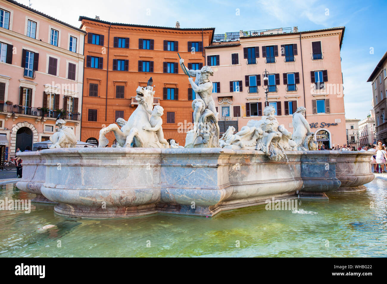 Roma, Italia - Abril, 2018: La fuente de Neptuno luchando contra un pulpo creado por Antonio della Bitta en 1878 situado en la Piazza Navona en Roma Foto de stock