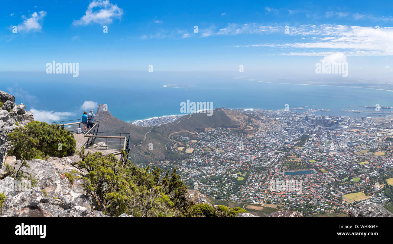 Los turistas en un mirador en la montaña de la Mesa con vistas a la ciudad de Ciudad del Cabo, Sudáfrica. Foto de stock