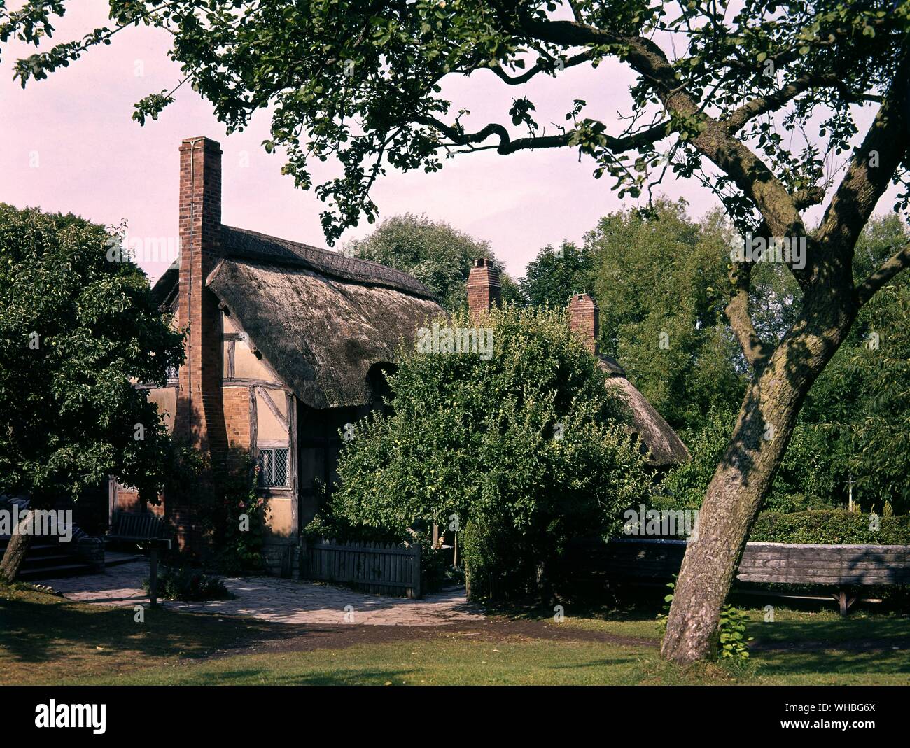 Ann Hathaway's Cottage - William Shakespeare se casó con Anne Hathaway en 1582, en su casa familiar fue en el caserío de Shottery apenas una milla del centro de Stratford-upon-Avon. Anne era la hija de un granjero yeoman que murió en 1581, dejando a su hija £6 13s 4d en el día de su matrimonio. La descripción de la cabaña no hace justicia a la Hathaway home, que era en realidad una sustancial de doce habitaciones Cortijo isabelino, la parte inferior fue construida a comienzos de los 2940's y ampliado posteriormente en 1623. La casa permaneció en el Hathaway Family hasta 1892, cuando fue comprado Foto de stock