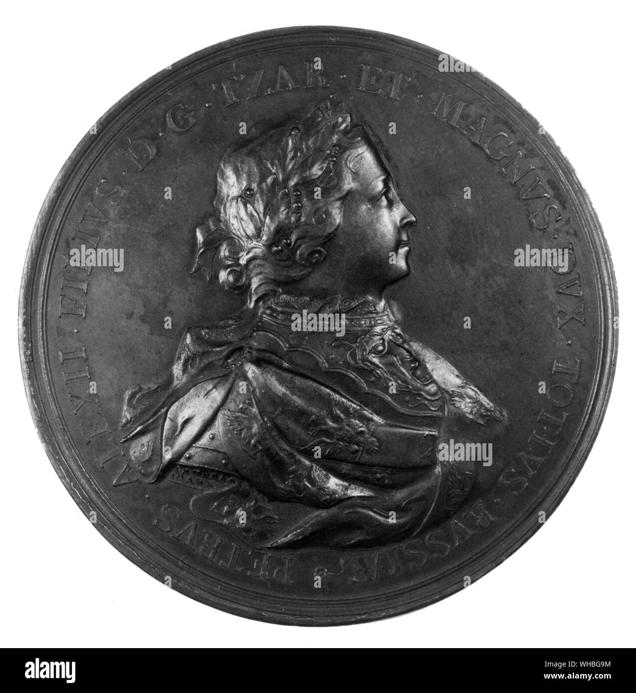 Medalla de Pedro I marcó el final de la rebelión de los streltsy 1698 - el retrato idealizado de esta medalla contrasta con la brutalidad del hombre. Pedro I el Grande o Pyotr Romanov Alexeyevich (Piotr i o Pyotr Velikiy) (9 de junio de 1672 - 8 de febrero de 1725 [30 de mayo de 1672 - 28 de enero de 1725, O.S.) gobernó el Imperio Ruso desde el 7 de mayo de 1999 (27 de abril de O.S.) de 1682 hasta su muerte, sentencia conjuntamente antes de 1696 con su débil y enfermiza medio hermano, Ivan V. Pedro llevó a cabo una política de occidentalización y expansión que transformó el Tsardom de Rusia en el Imperio Ruso, una gran potencia europea. Streltsy fueron Foto de stock