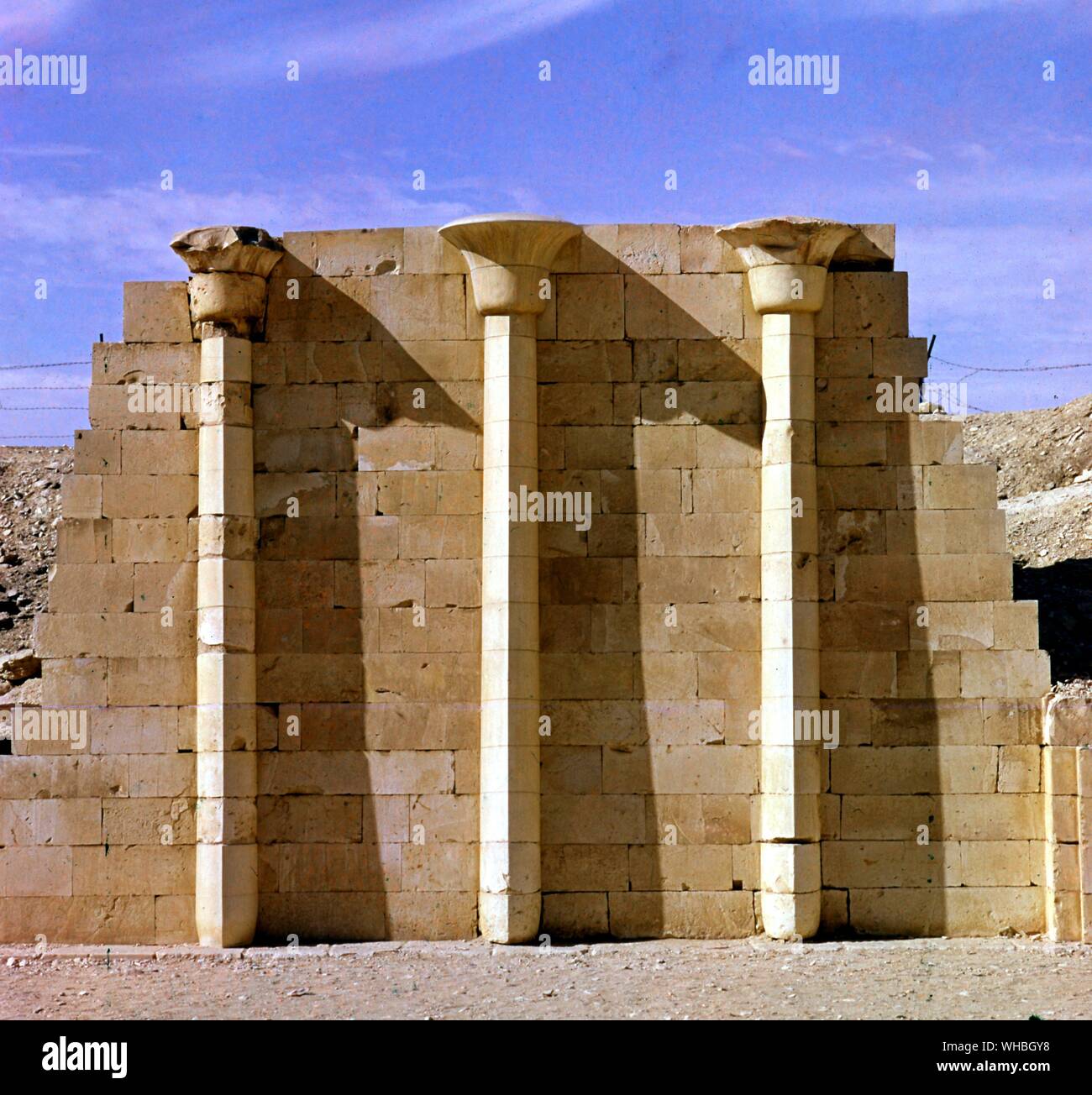 Saqqara - papiro - columnas - Saqqara o Sakkara, Saqqarah es un vasto, antiguo cementerio en Egipto, con el paso permanente más antigua del mundo la pirámide (31.216381 29.871264° N° E). Se encuentra a unos 30 km al sur de El Cairo moderno-día y cubre un área de alrededor de 7 km por 1,5 km.. Foto de stock