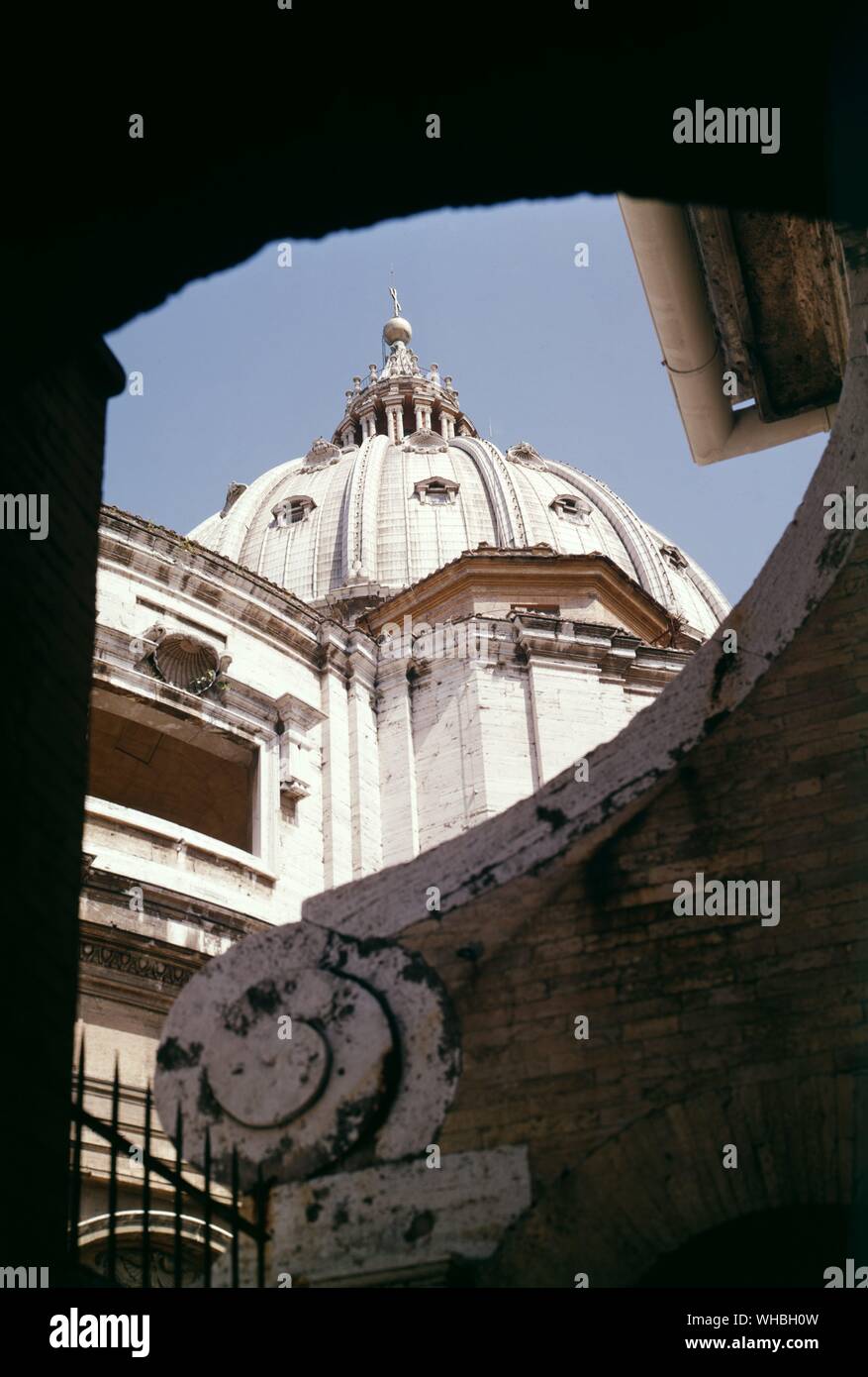 La cúpula y una cúpula de la sacristía de San Pedro en Roma. Foto de stock