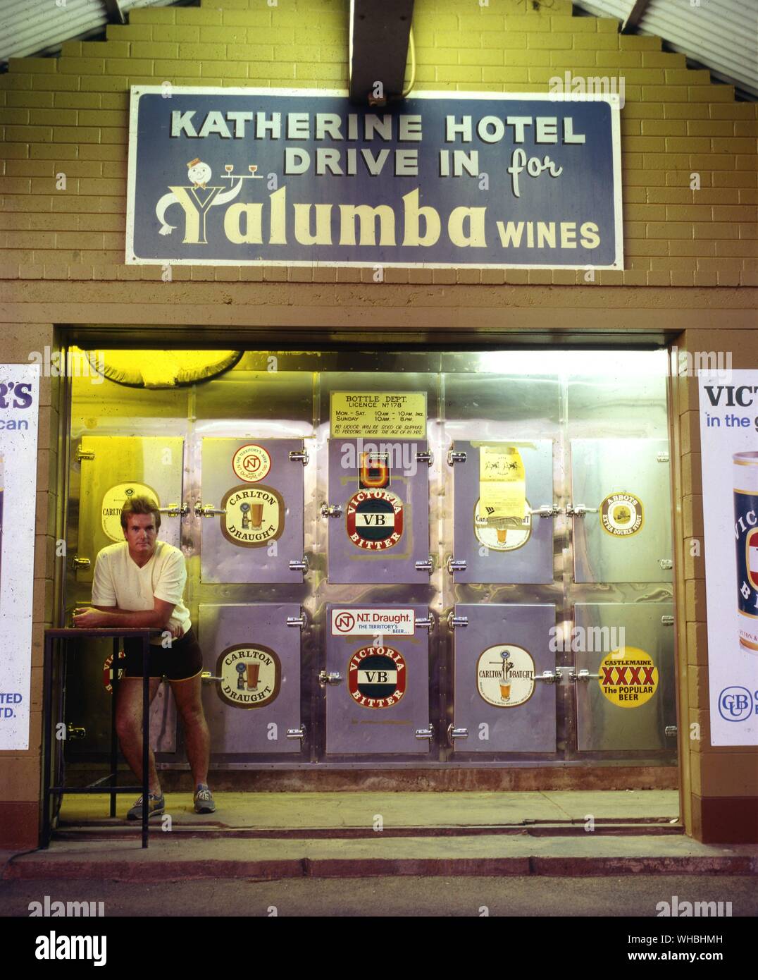 Fabricación de la cerveza y el Vino: la unidad a través de la botella en la tienda por Katherine Hotel , Western Australia Foto de stock