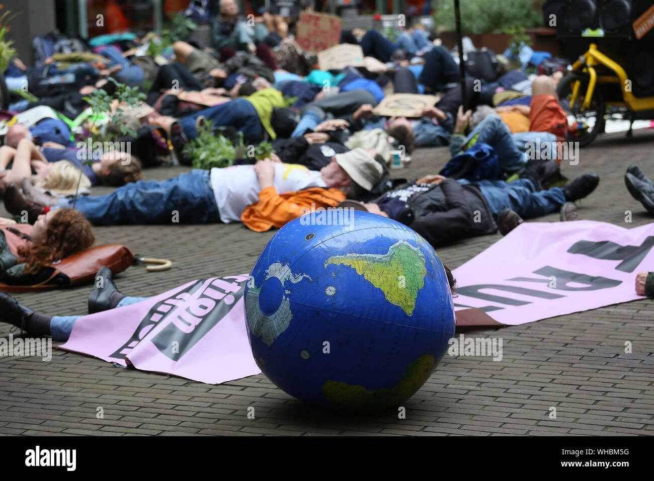 Manchester, Reino Unido. El 2 de septiembre de 2019. Extinción rebelión clima manifestantes toman su mensaje a todo el centro de la ciudad, bloqueando carreteras y dirigidos a los bancos y las empresas. Varios manifestantes pegadas en sus manos a los locales fuera de Barclays y HSBC. Los activistas celebraron varias 'Die ins' fuera de Primark, HSBC, Barclays business center y en tierras destinadas a aparcamiento a los activistas que desea convertir en espacio verde. Manchester. En el Reino Unido. Crédito: Barbara Cook/Alamy Live News Foto de stock