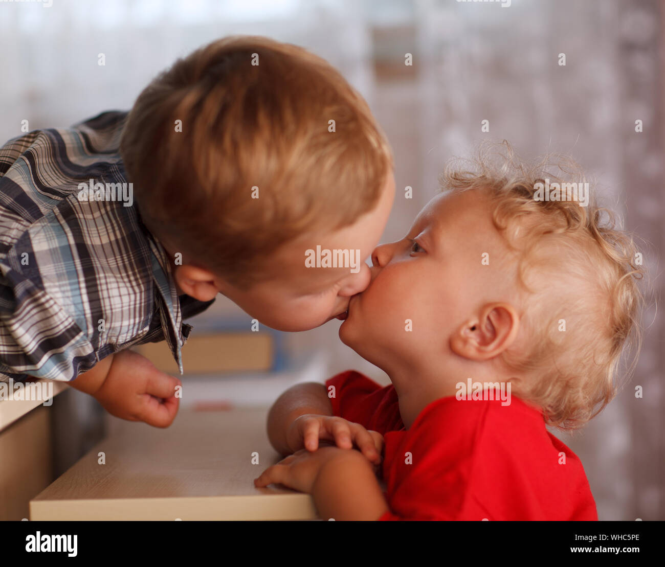 Hermanos besándose fotografías e imágenes de alta resolución - Alamy