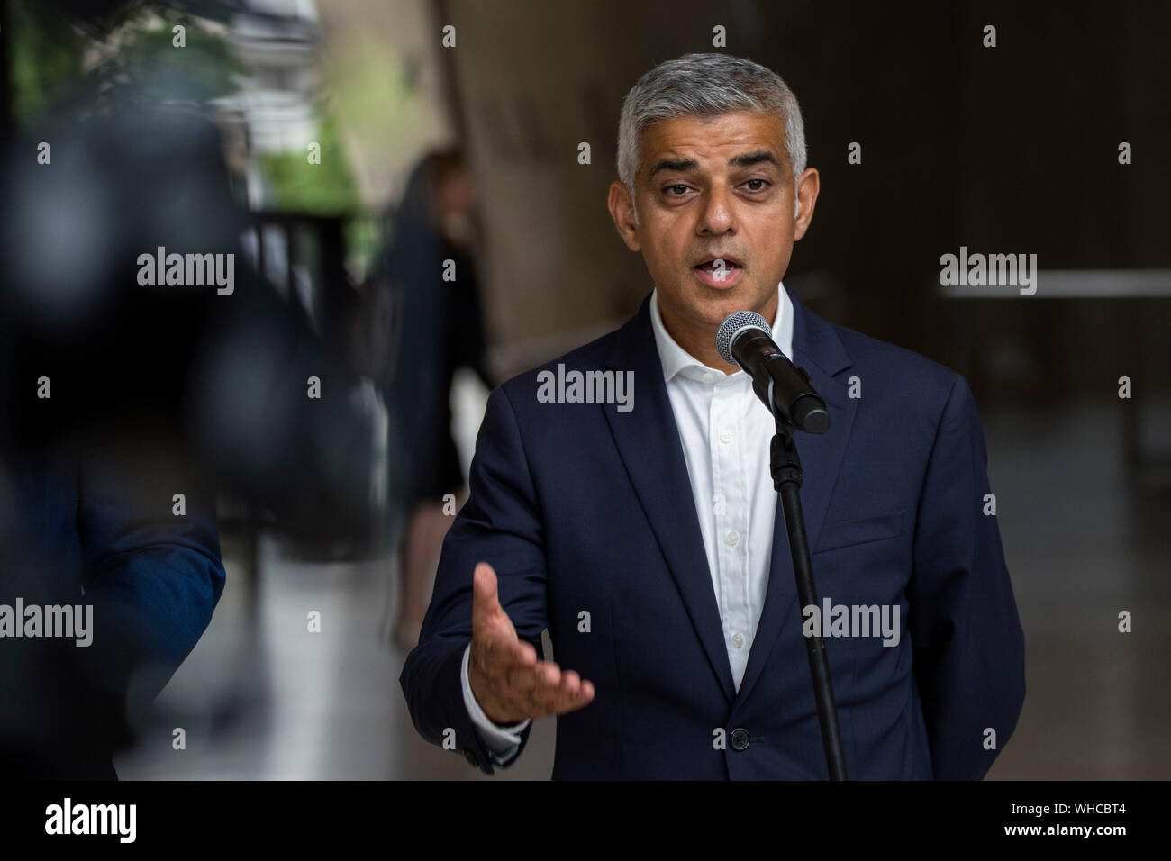 El alcalde de Londres, Sadiq Khan, habla durante una conferencia de prensa resumiendo su visita de dos días en Varsovia. Foto de stock