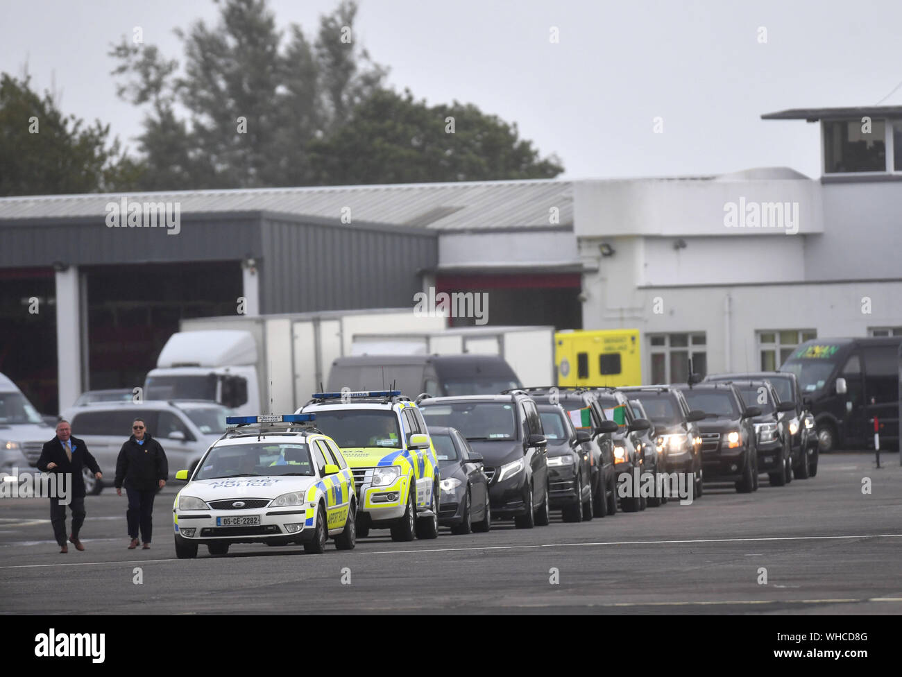 La caravana por el Vicepresidente de Estados Unidos, Mike Pence como se llega al aeropuerto de Shannon para el inicio de una visita oficial a Irlanda. Foto de stock