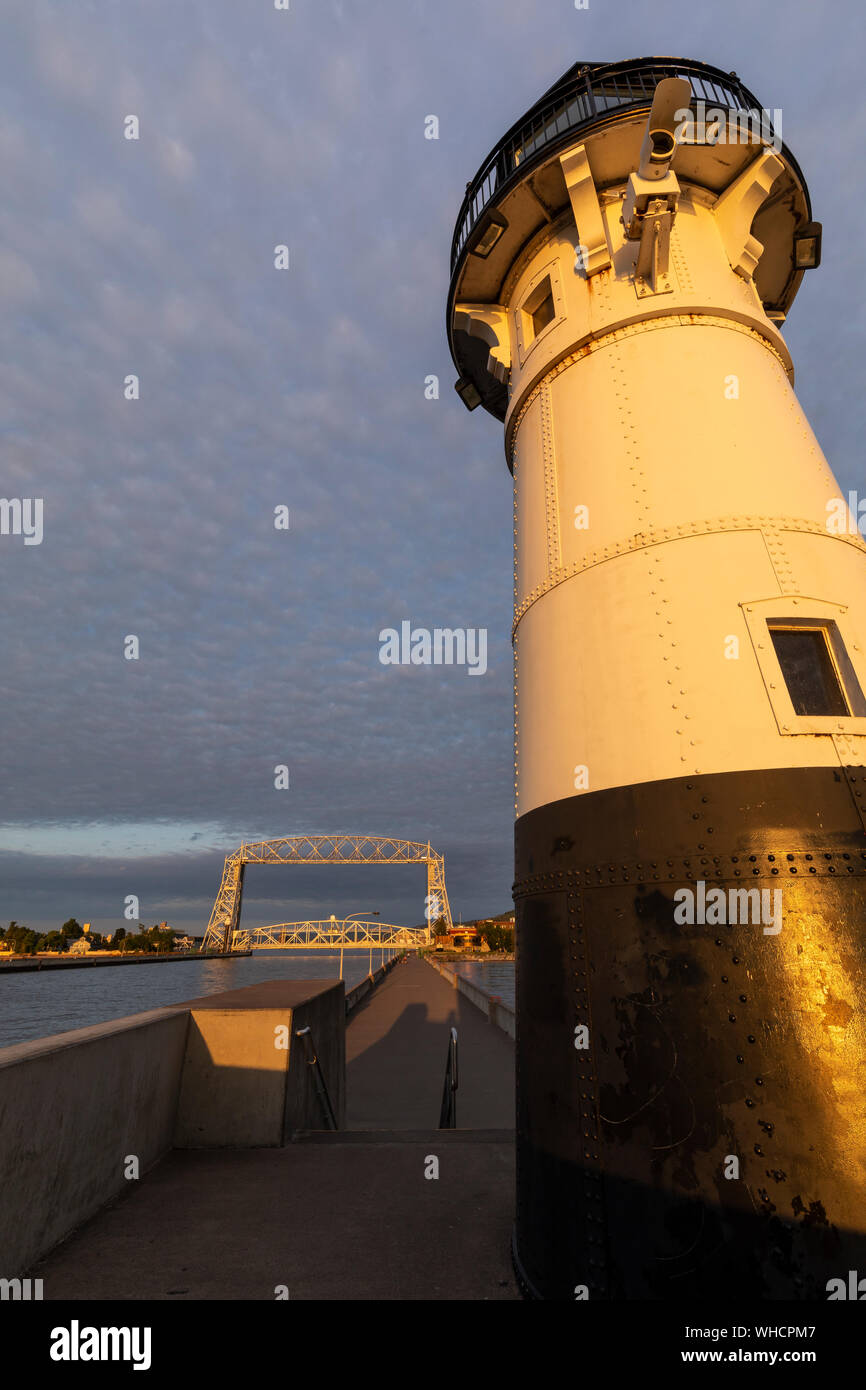 Faro de Duluth y levantar el puente sobre el Lago Superior Foto de stock