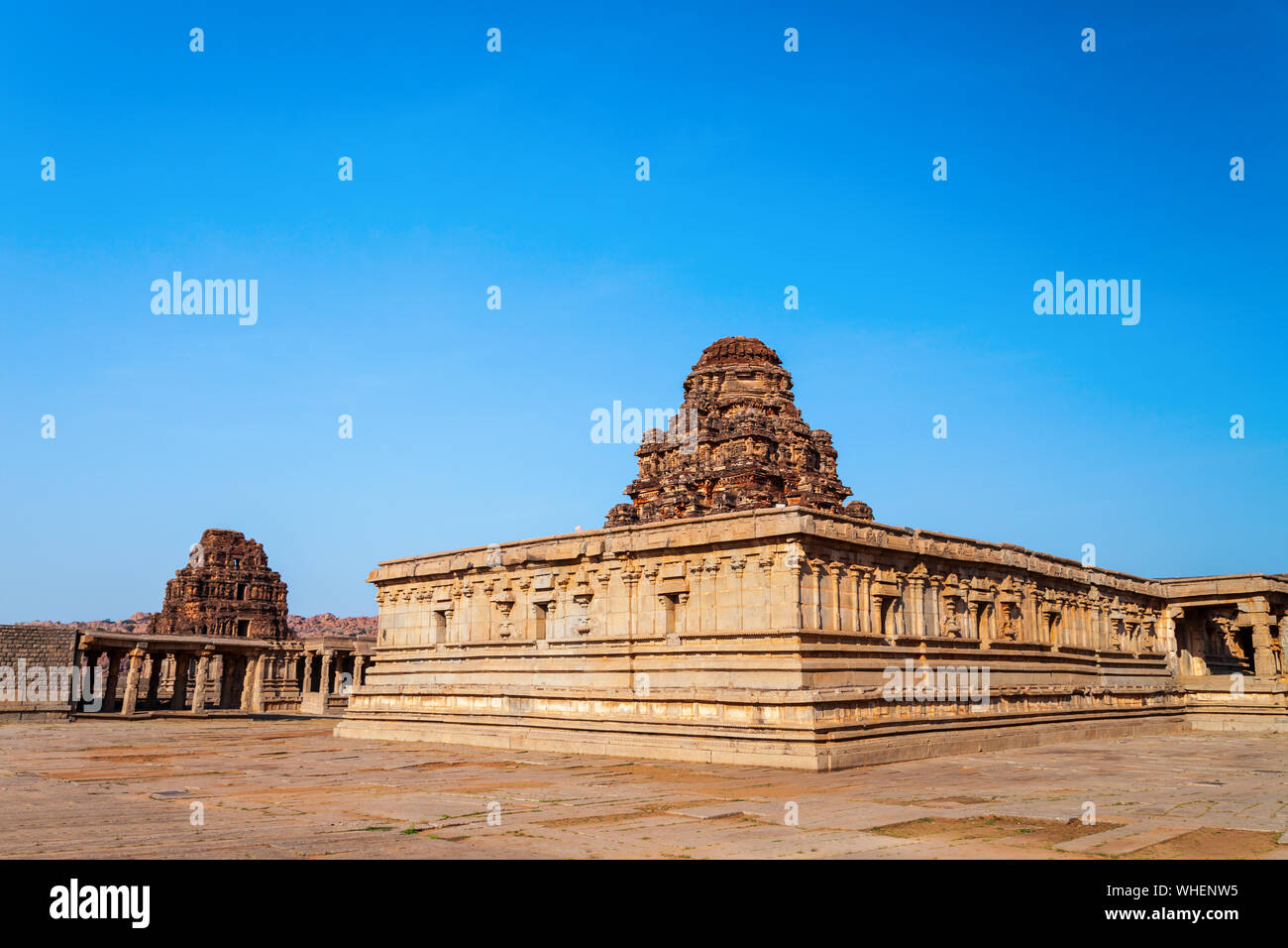 El Grupo de monumentos en Hampi fue el centro del Imperio Vijayanagara hindúes en el estado de Karnataka en la India Foto de stock