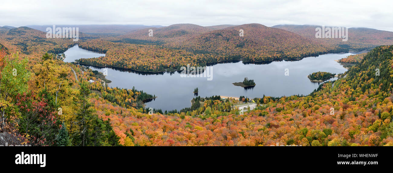 Mont Tremblant vista panorámica del Parque Nacional con los colores de otoño, Quebec, Canadá. Foto de stock