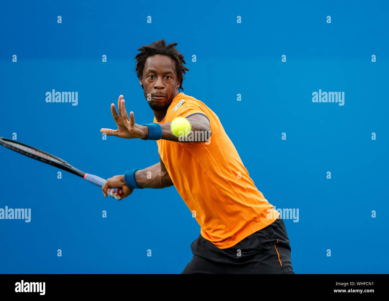 Gael Monfils de Francia jugando con una sola mano forehand contra Cameron Norrie de Gran Bretaña. En Aegon International 2017- Eastbourne - Inglaterra - Qua Foto de stock