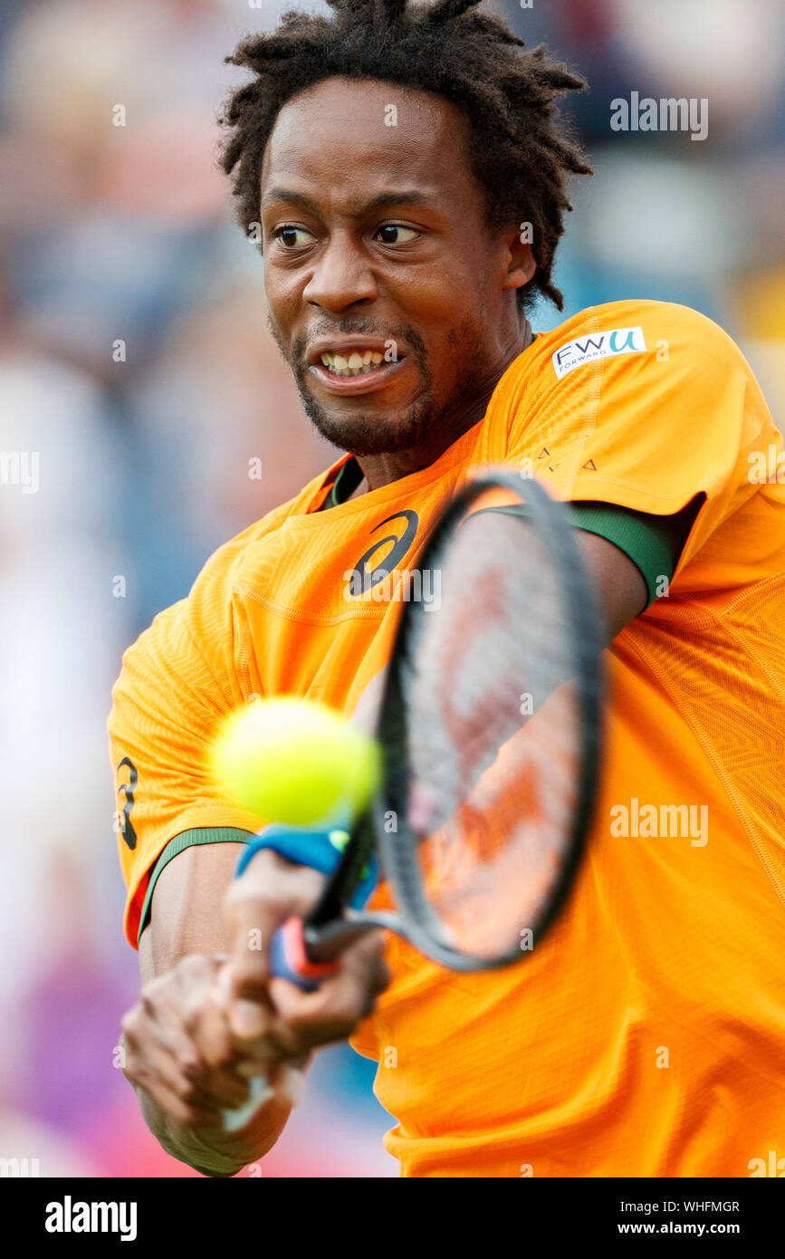 Gael Monflis de Francia jugando a dos manos escrito contra Richard Gasquet de Francia a Aegon International 2017- Eastbourne - Inglaterra - ATP Hombres Sem Foto de stock