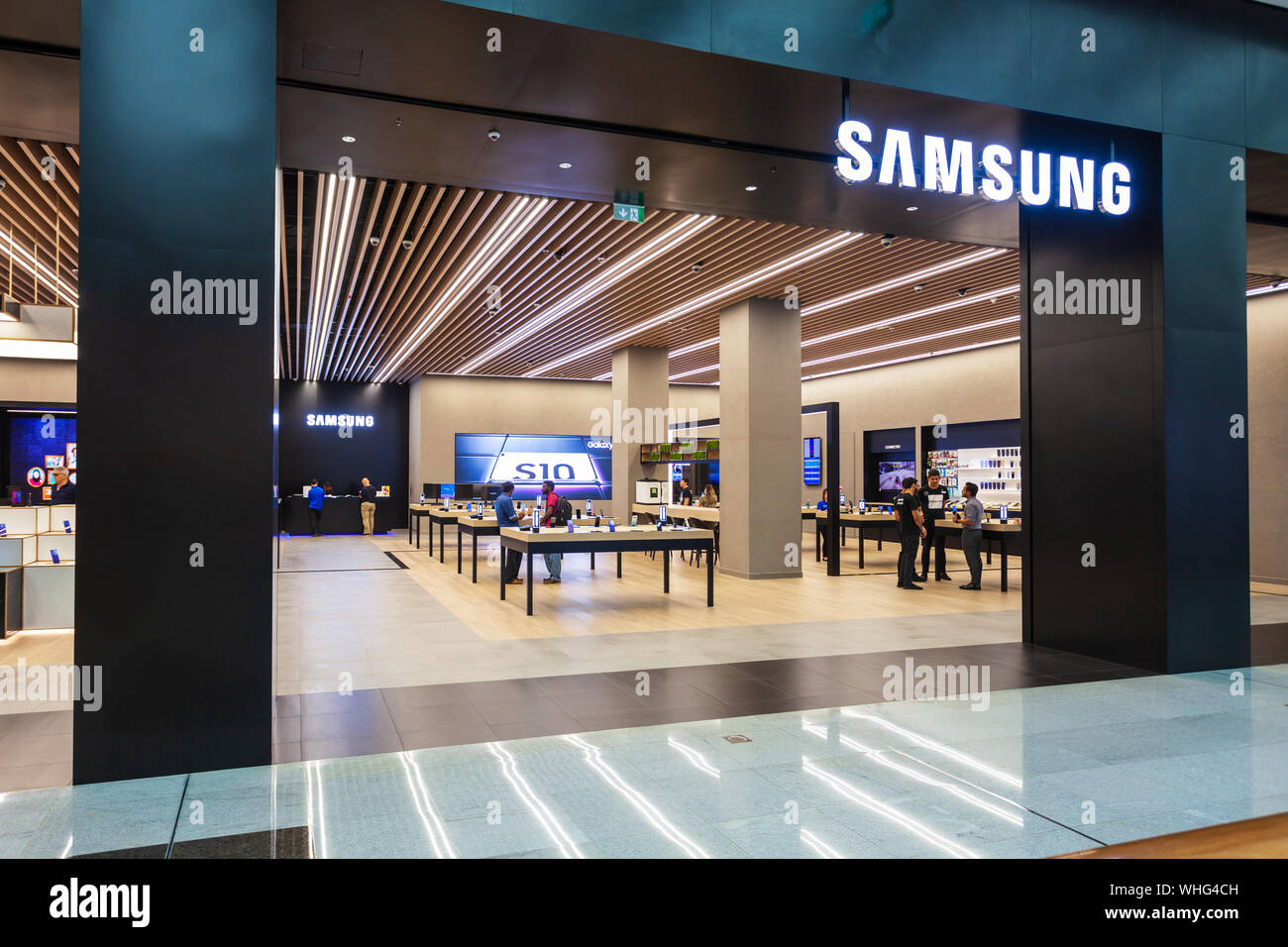 DUBAI, EMIRATOS ÁRABES UNIDOS - 25 de febrero de 2019: Samsung Galaxy S10  smartphone de Samsung tienda en Dubai Mall Fotografía de stock - Alamy