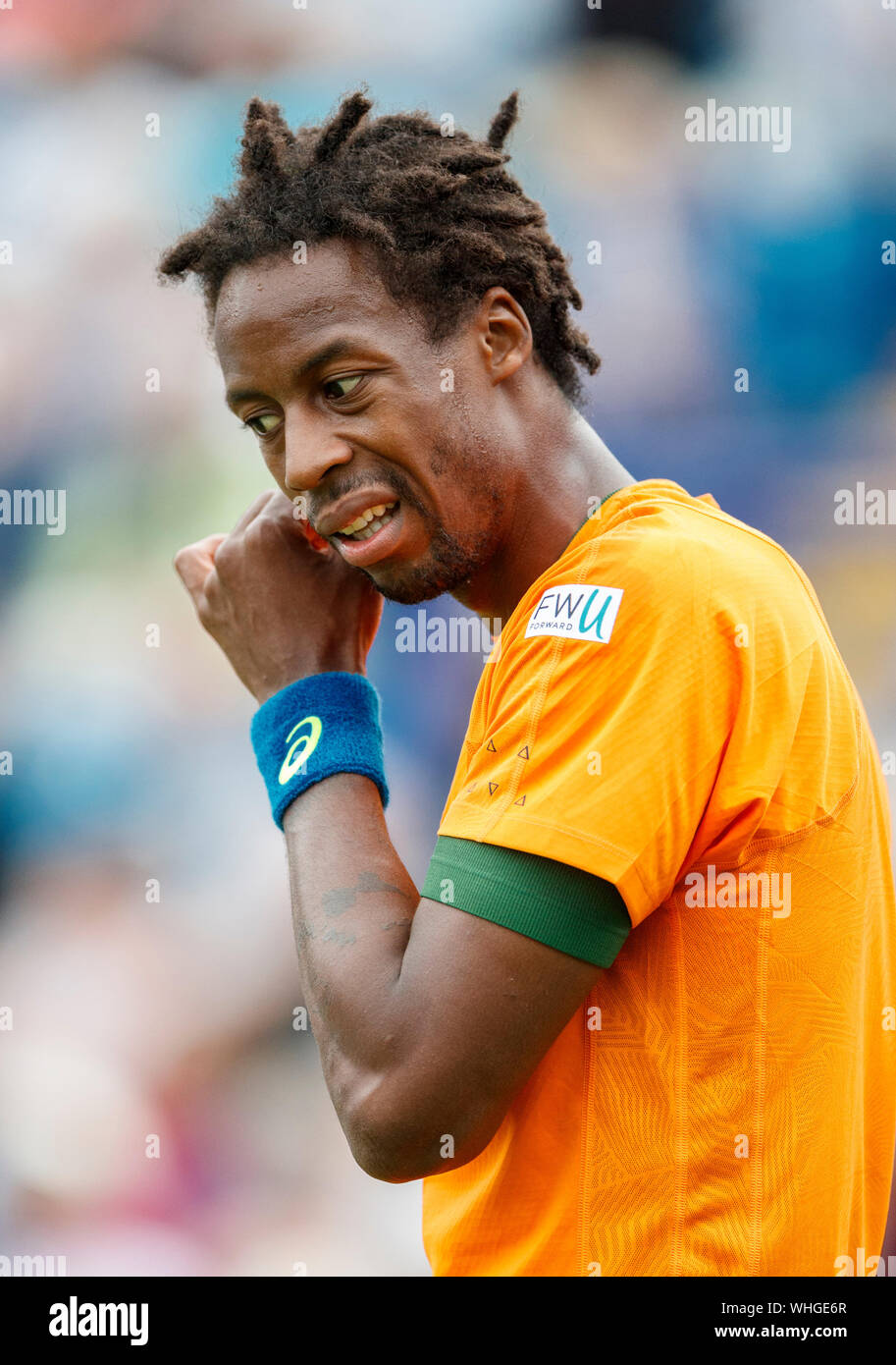 Gael Monflis de Francia durante el partido contra Richard Gasquet de Francia a Aegon International 2017- Eastbourne - Inglaterra - ATP semifinal de hombres. Viernes Foto de stock