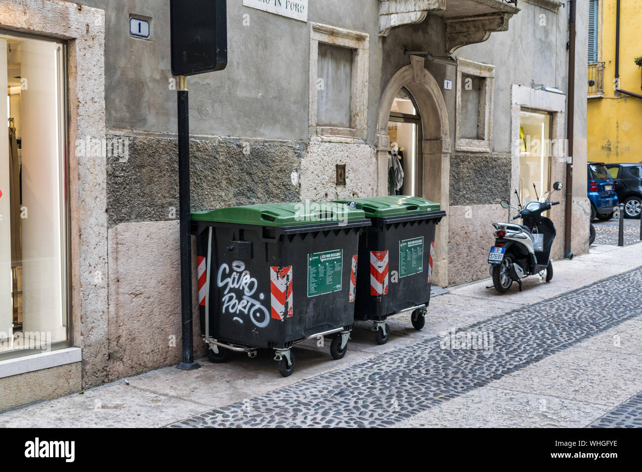 Verona (Italia) - Julio 27, 2019: TCity papeleras en el lado de la calle en Verona, Italia Foto de stock