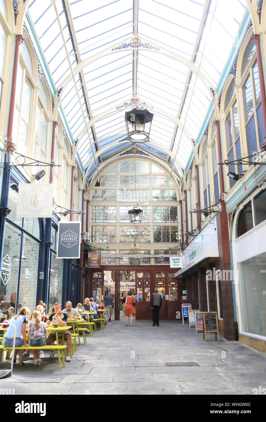 El moderno café asociaciones antialcohólicas y ritual Bakehouse fuera la victoriana cubrió el Mercado Borough Market, en Halifax, West Yorshire, REINO UNIDO Foto de stock