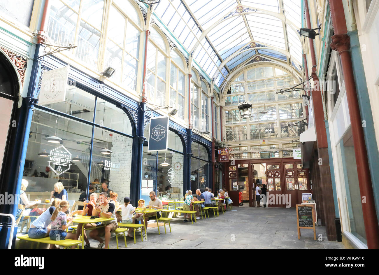 El moderno café asociaciones antialcohólicas y ritual Bakehouse fuera la victoriana cubrió el Mercado Borough Market, en Halifax, West Yorshire, REINO UNIDO Foto de stock