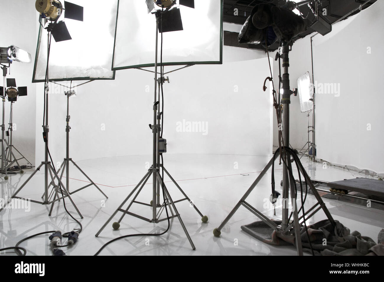 Los reflectores en el studio Fotografía de stock - Alamy