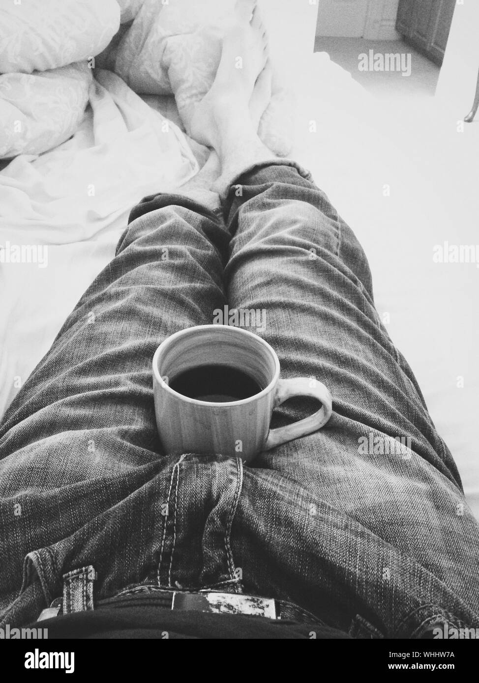 Hombre de relajarse con una taza de café entre las piernas Fotografía de  stock - Alamy