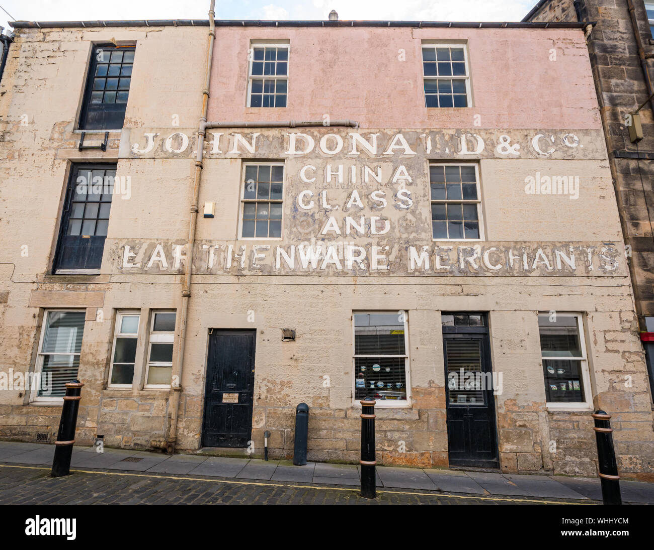 Letras fantasma de la vieja tienda de letreros, John Donald loza y cerámica tienda, Edimburgo, Escocia, Reino Unido Foto de stock